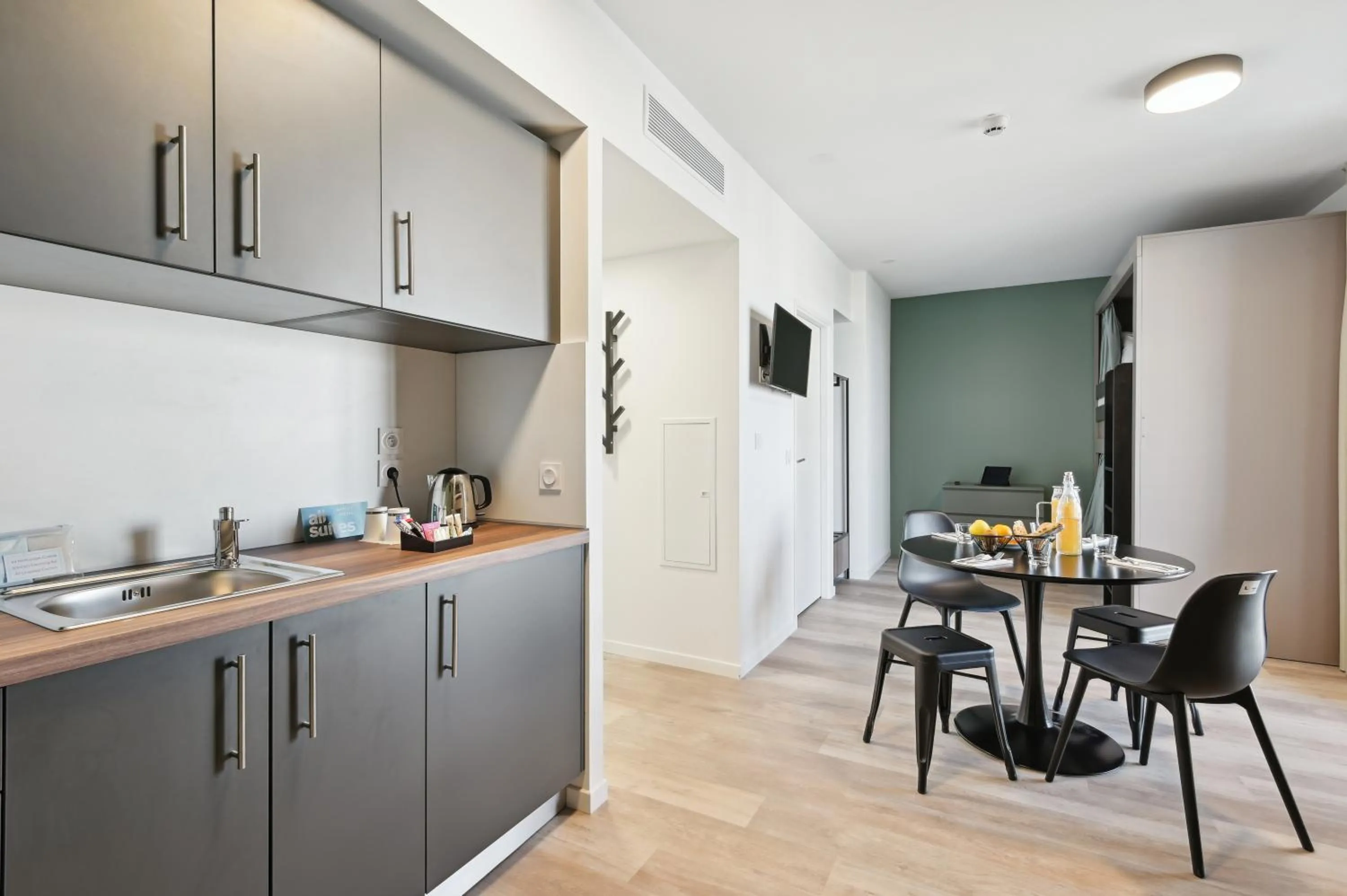 Kitchen or kitchenette in All Suites Paris Ouest Colombes
