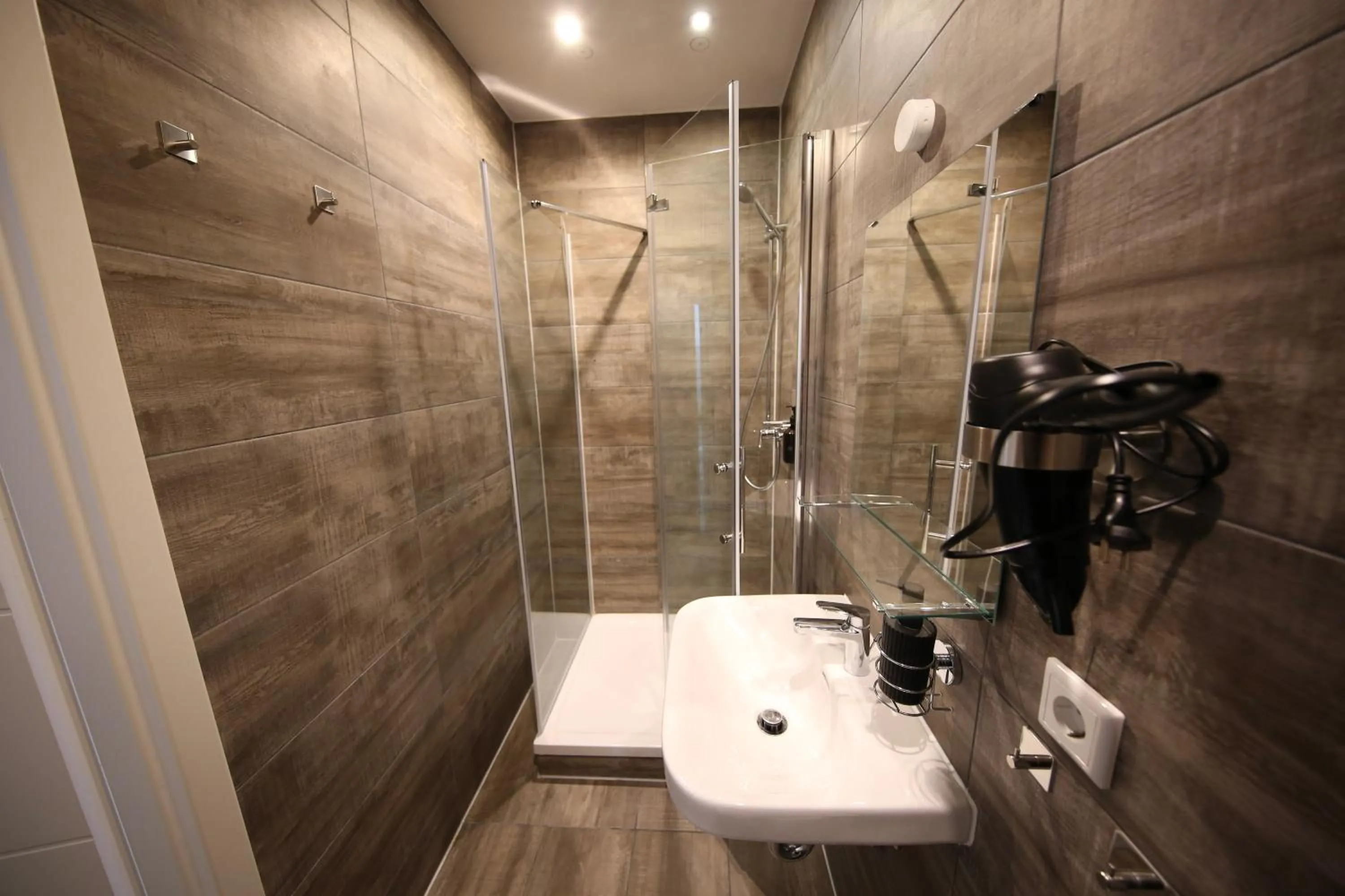 Shower in LUXOMES: Aparthotel Nürnberg Zentrum Süd
