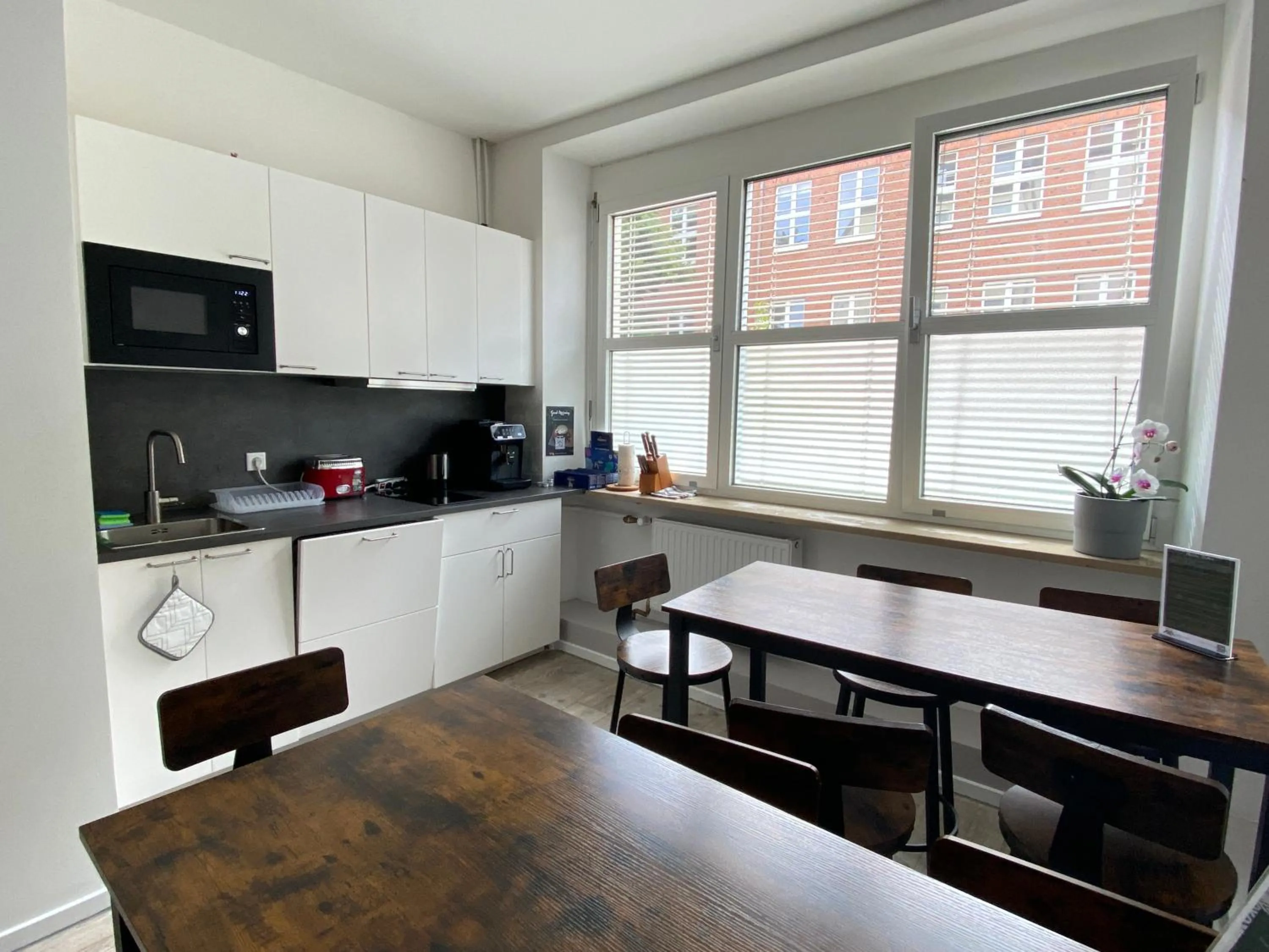 Communal kitchen in LUXOMES: Aparthotel Nürnberg Zentrum Süd