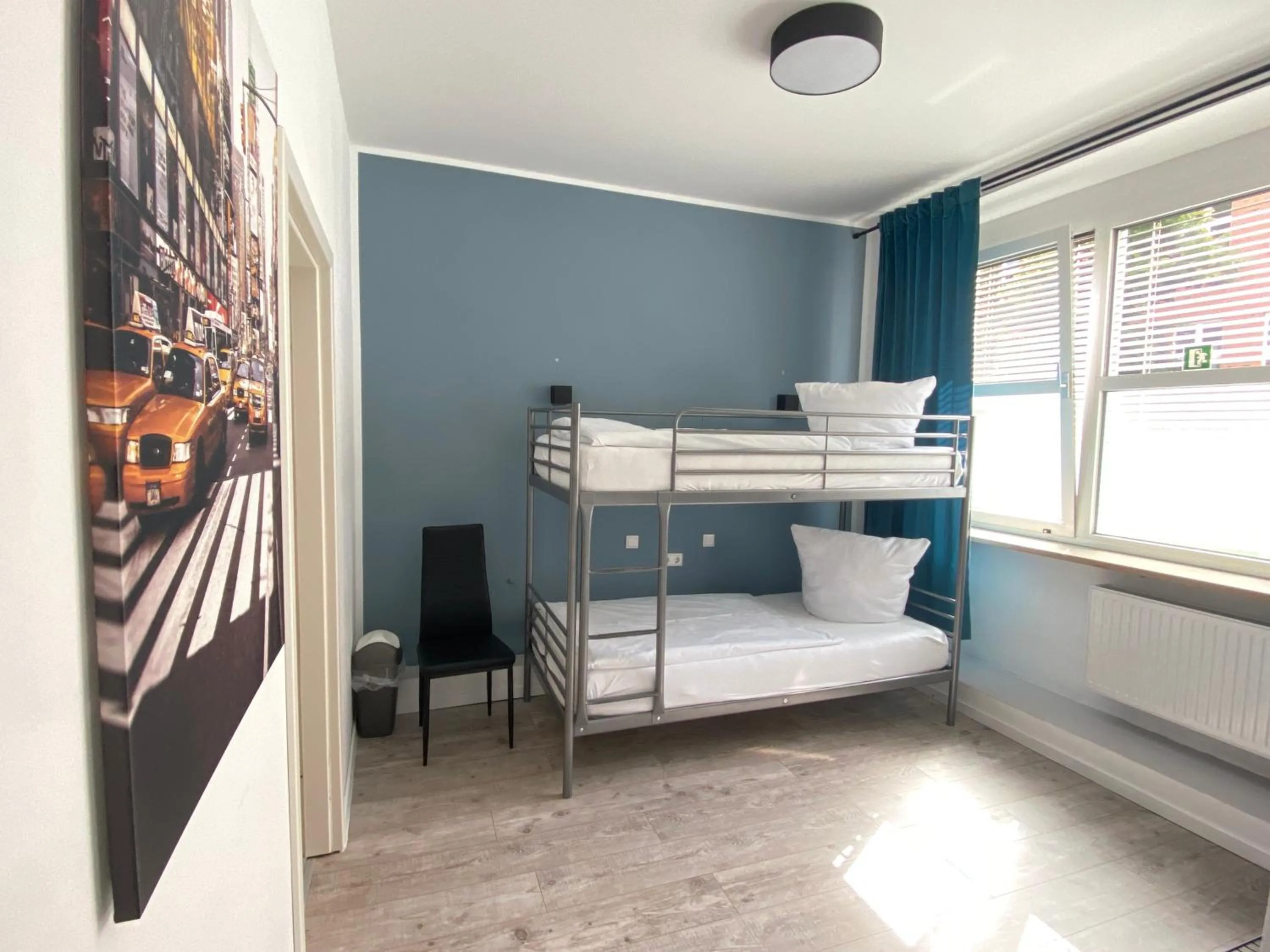 Photo of the whole room, Bed in LUXOMES: Aparthotel Nürnberg Zentrum Süd