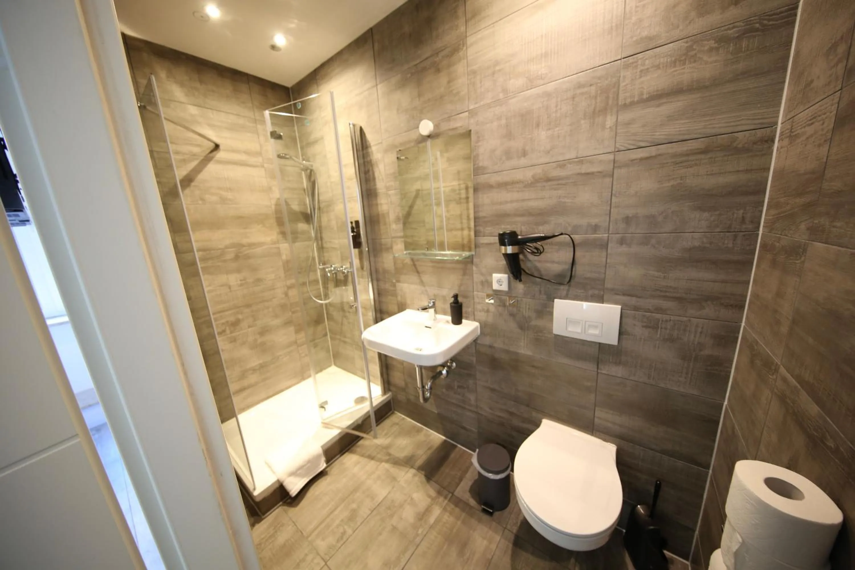 Shower in LUXOMES: Aparthotel Nürnberg Zentrum Süd