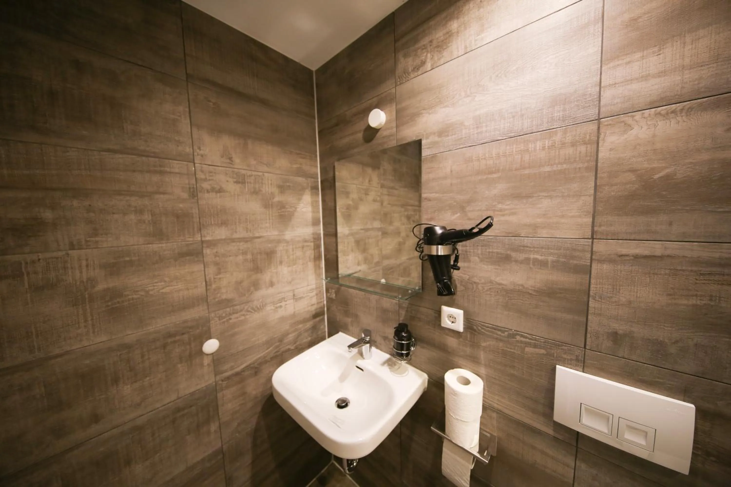 Shower in LUXOMES: Aparthotel Nürnberg Zentrum Süd