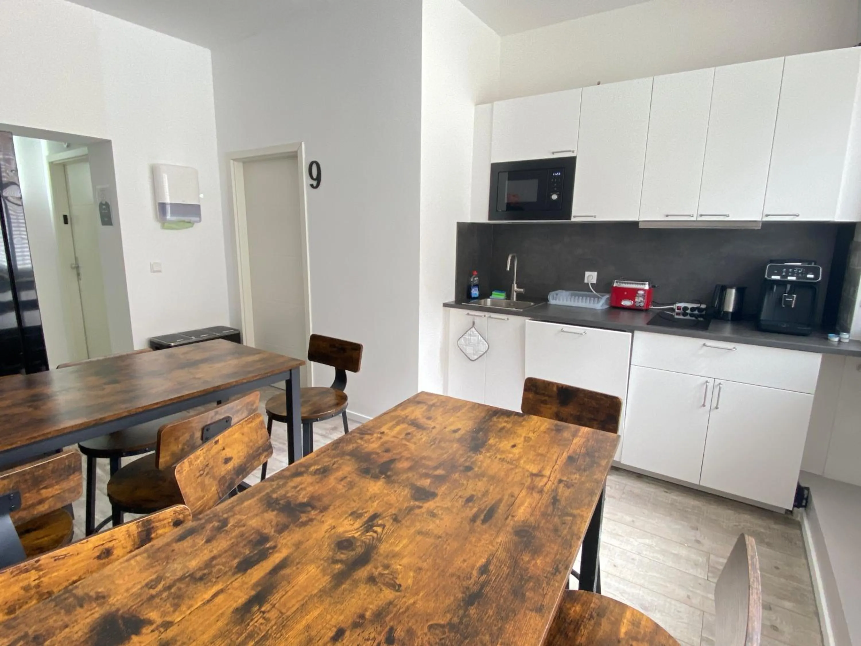 Communal kitchen in LUXOMES: Aparthotel Nürnberg Zentrum Süd