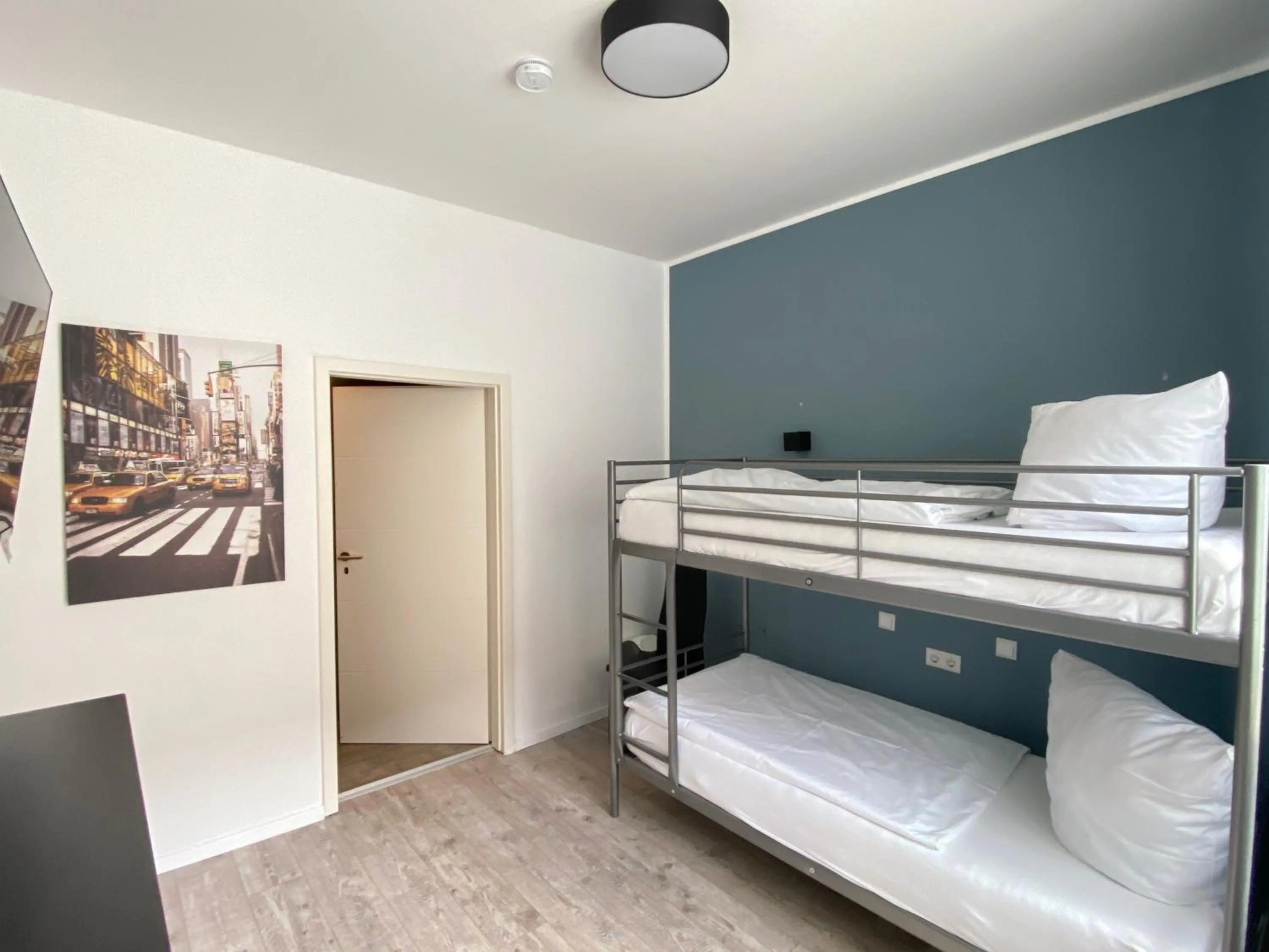 Photo of the whole room, Bed in LUXOMES: Aparthotel Nürnberg Zentrum Süd