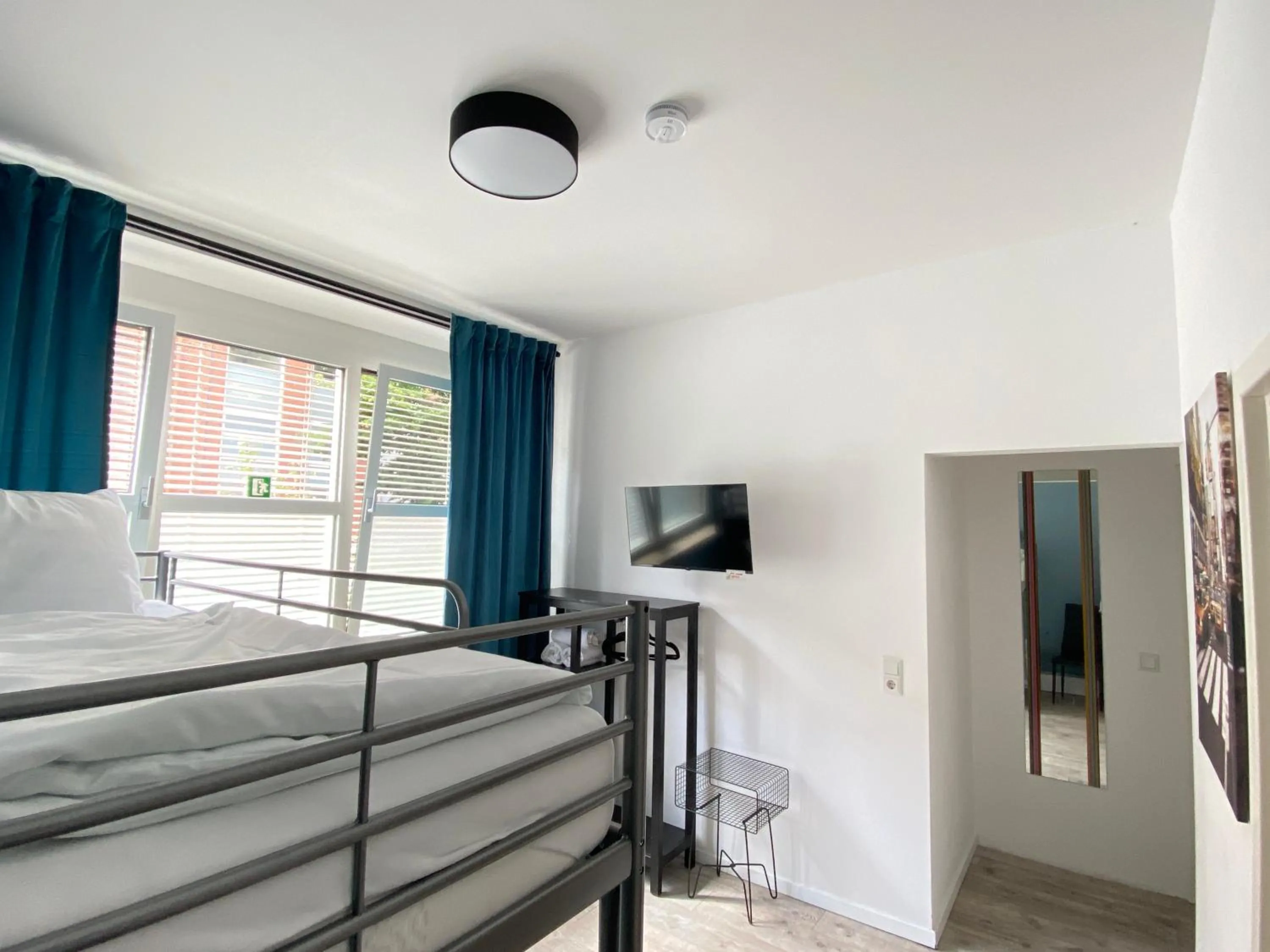 Photo of the whole room, Bed in LUXOMES: Aparthotel Nürnberg Zentrum Süd