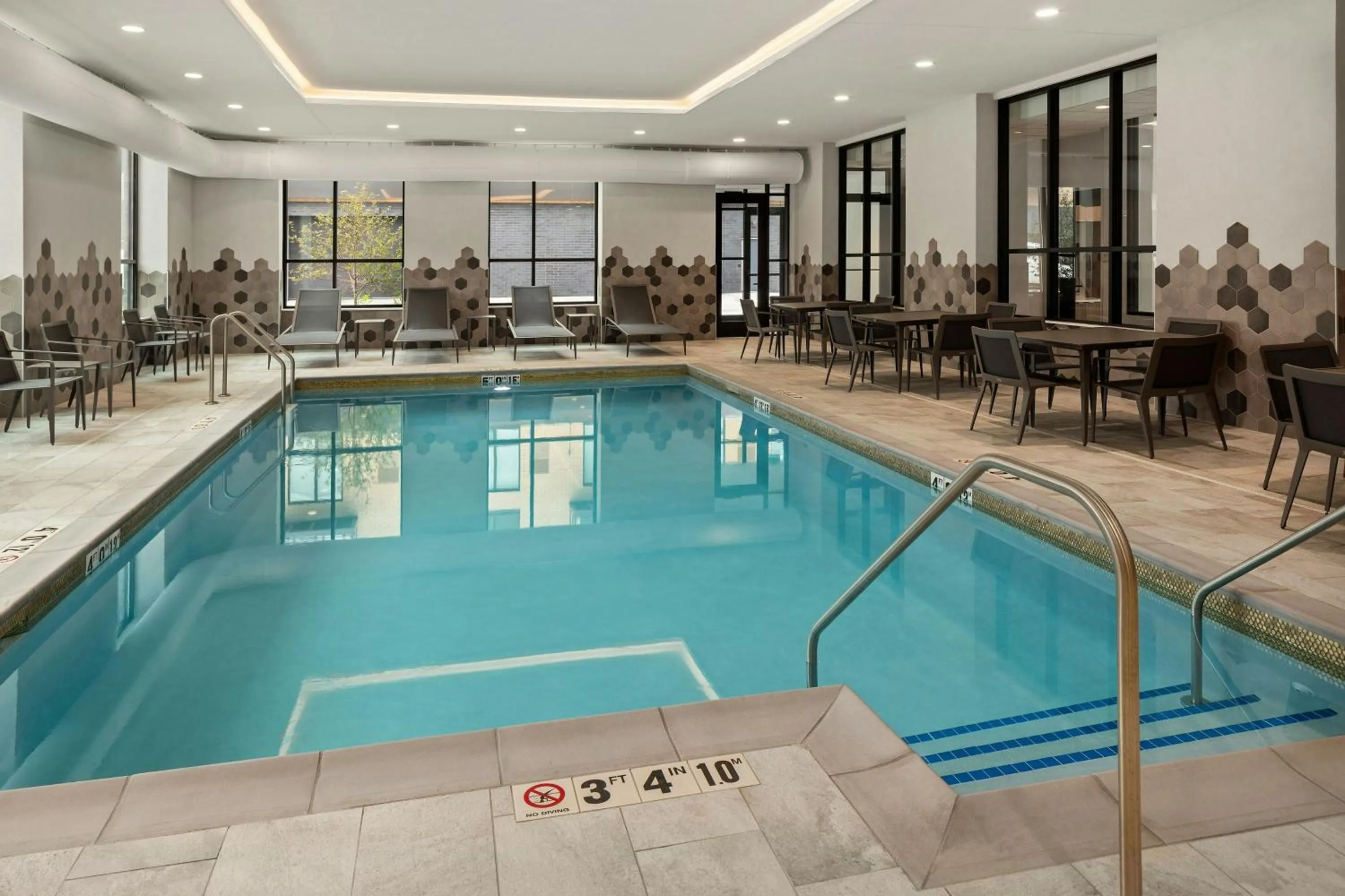 Swimming pool in Courtyard by Marriott St Paul Downtown