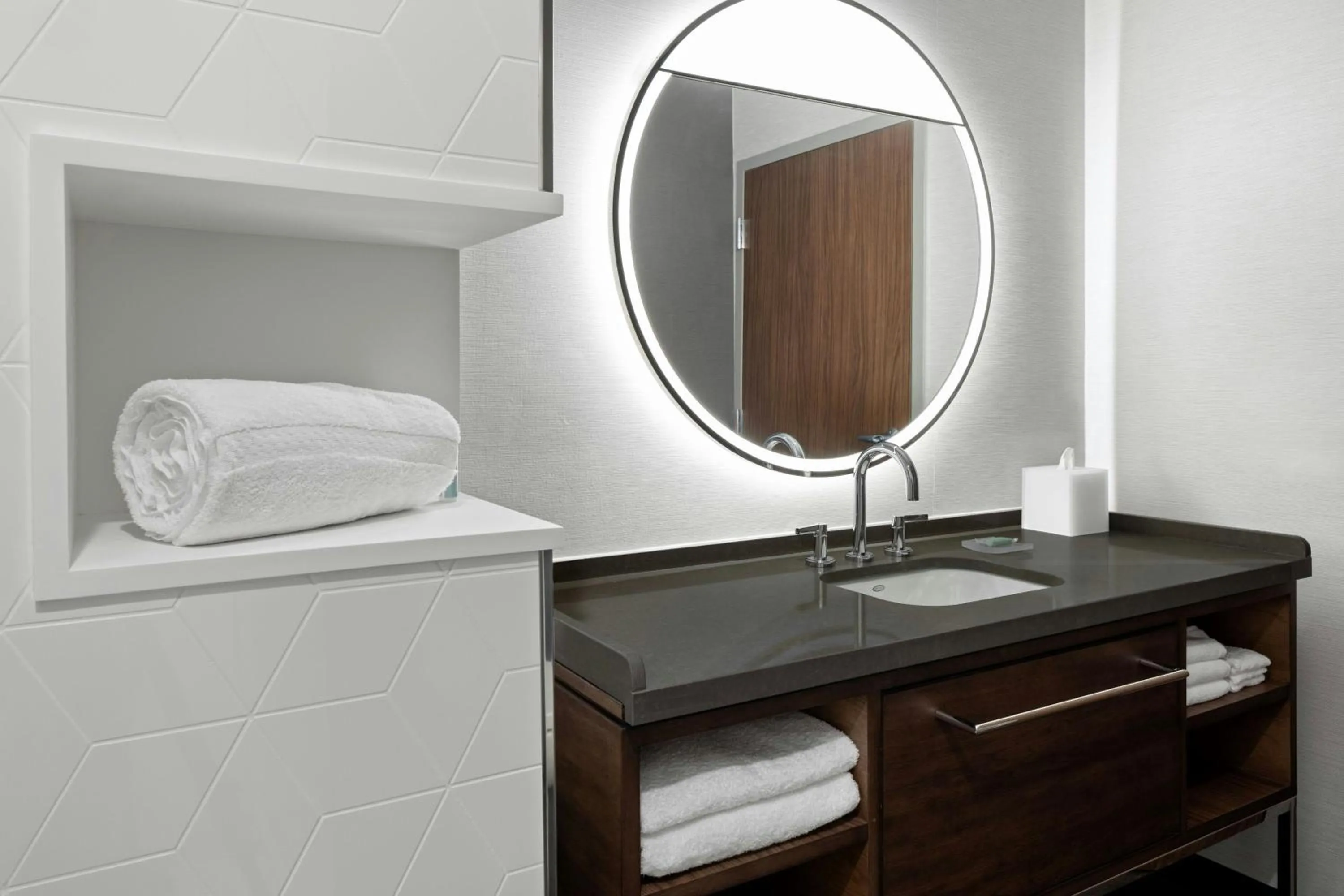 Bathroom in Courtyard by Marriott St Paul Downtown