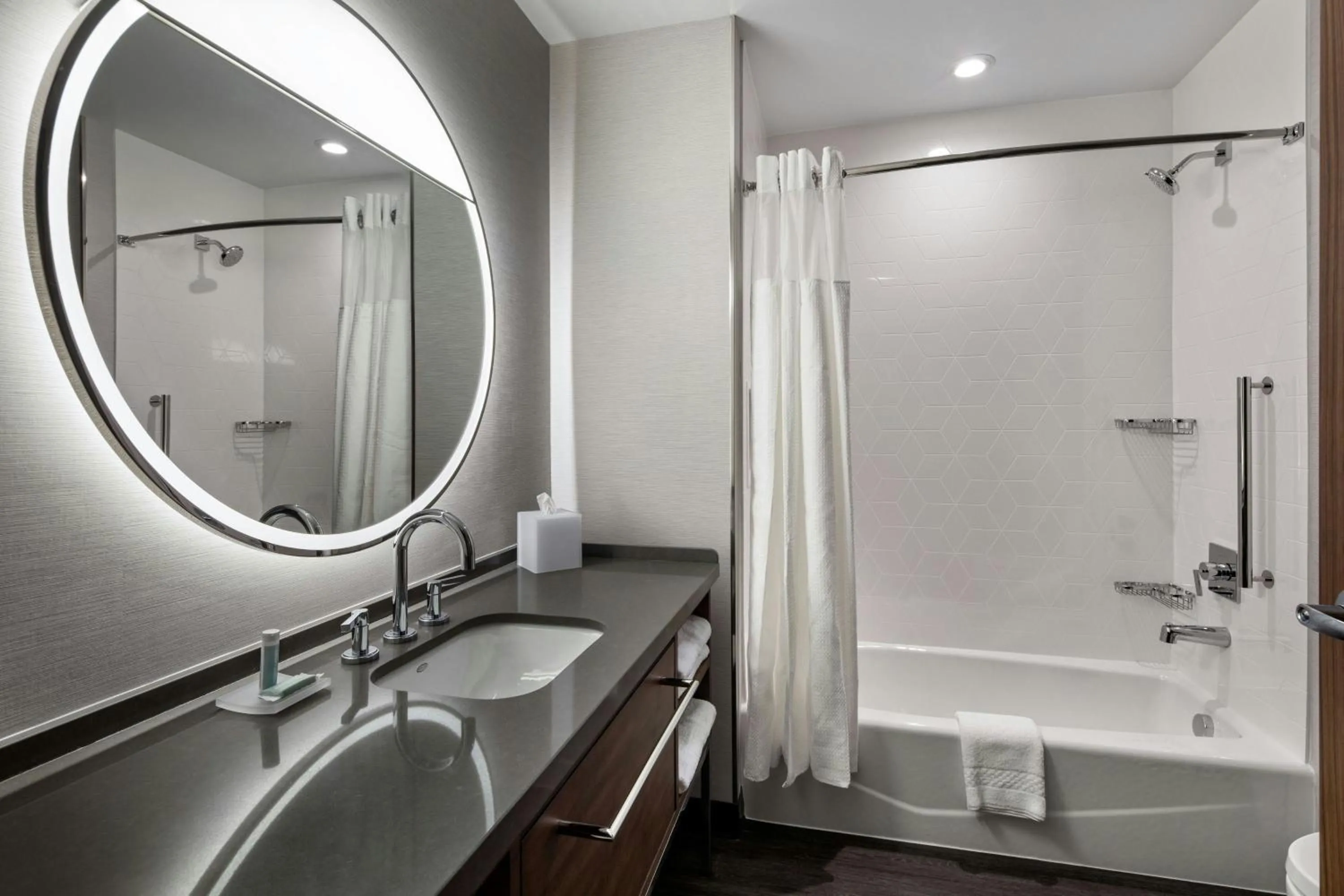 Bathroom in Courtyard by Marriott St Paul Downtown