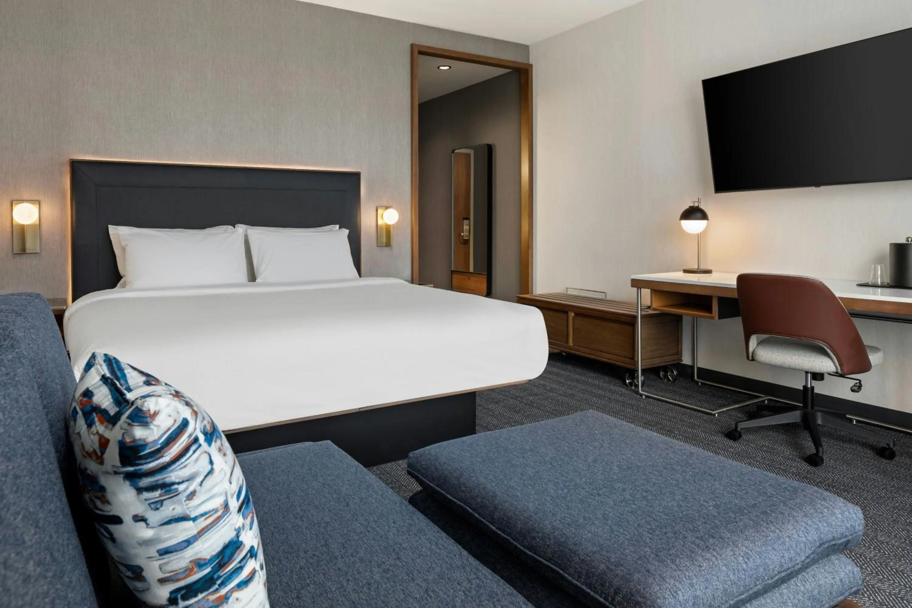 Photo of the whole room, Bed in Courtyard by Marriott St Paul Downtown