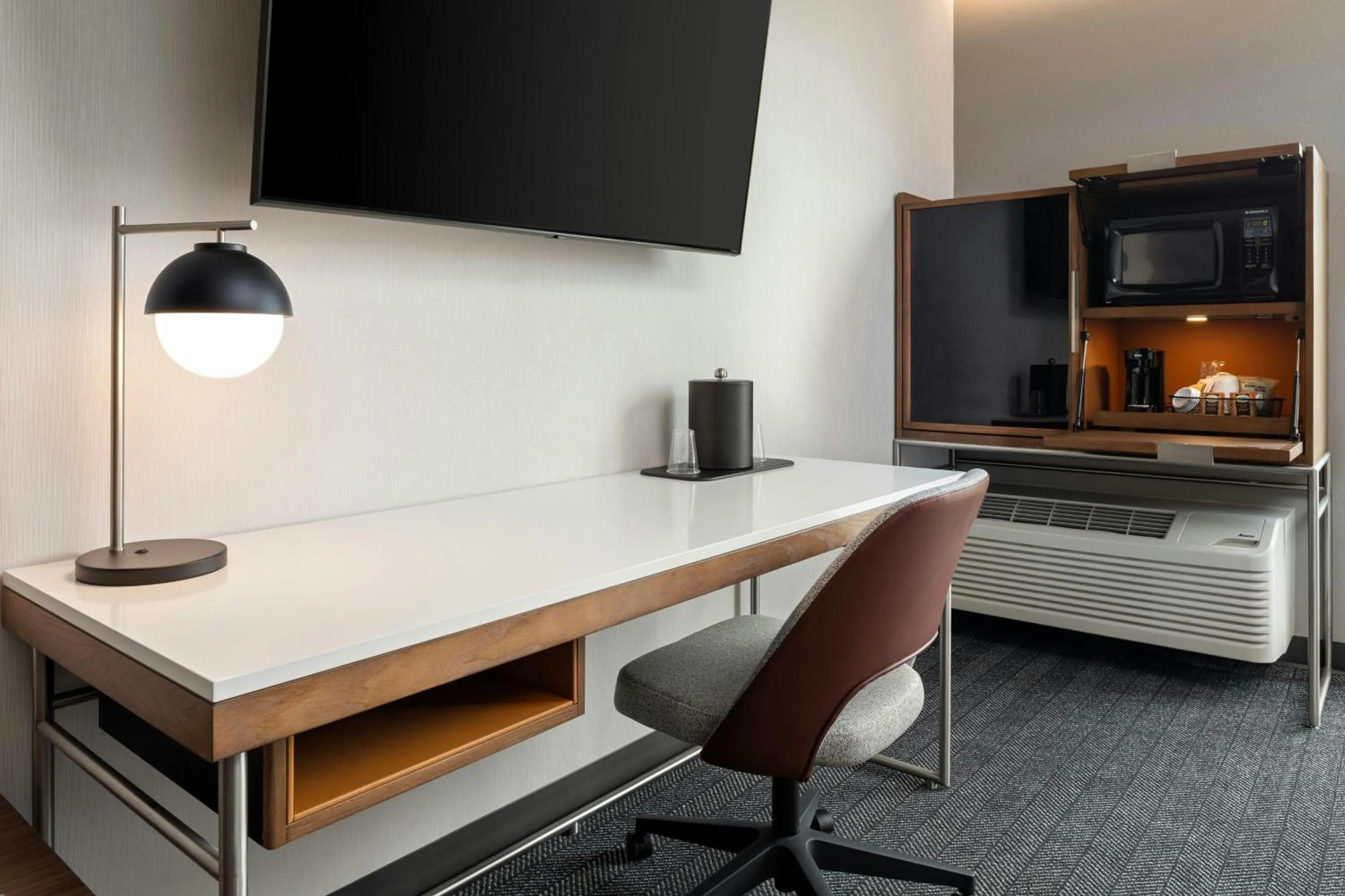 Photo of the whole room in Courtyard by Marriott St Paul Downtown