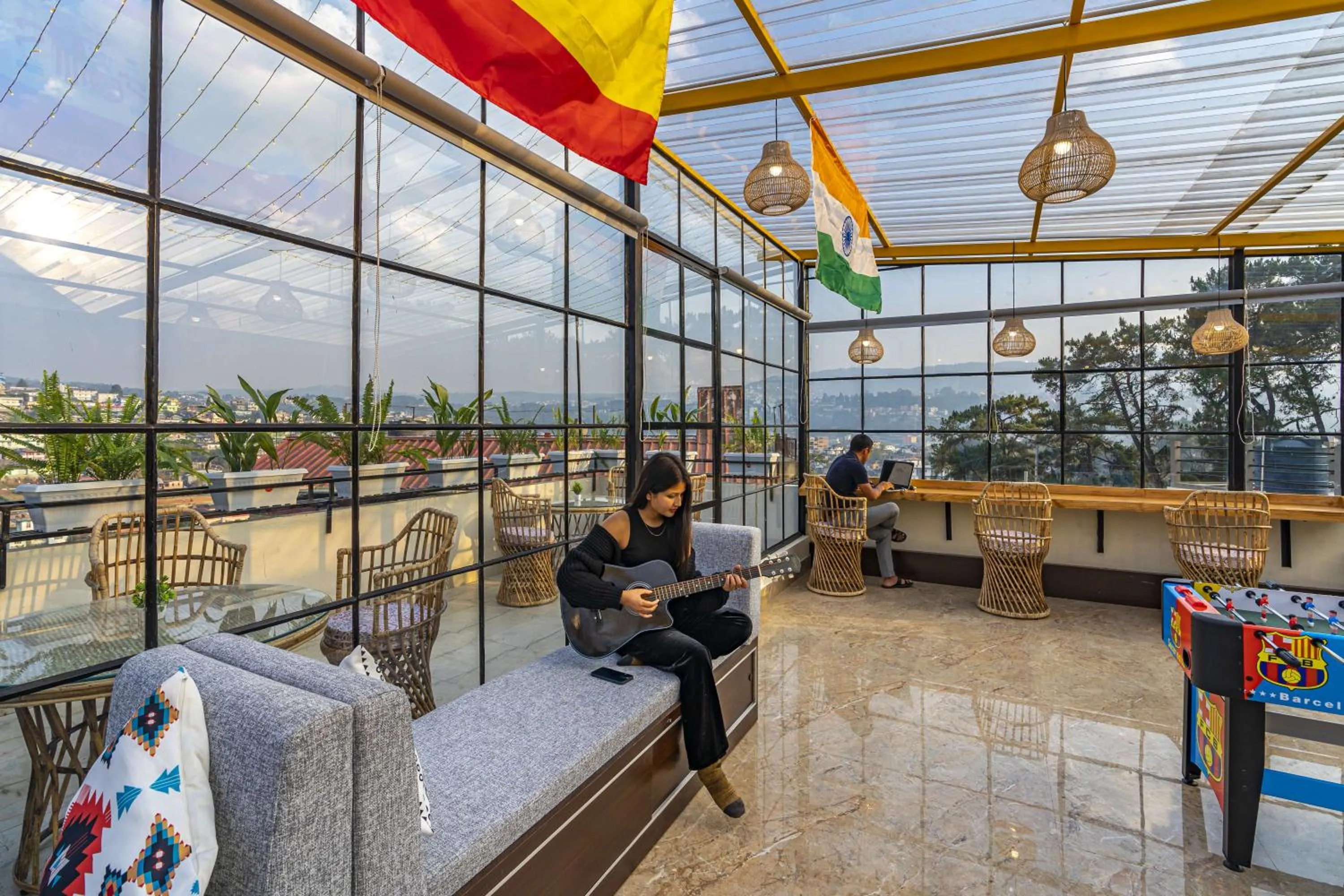 Communal lounge/ TV room in Zostel Shillong