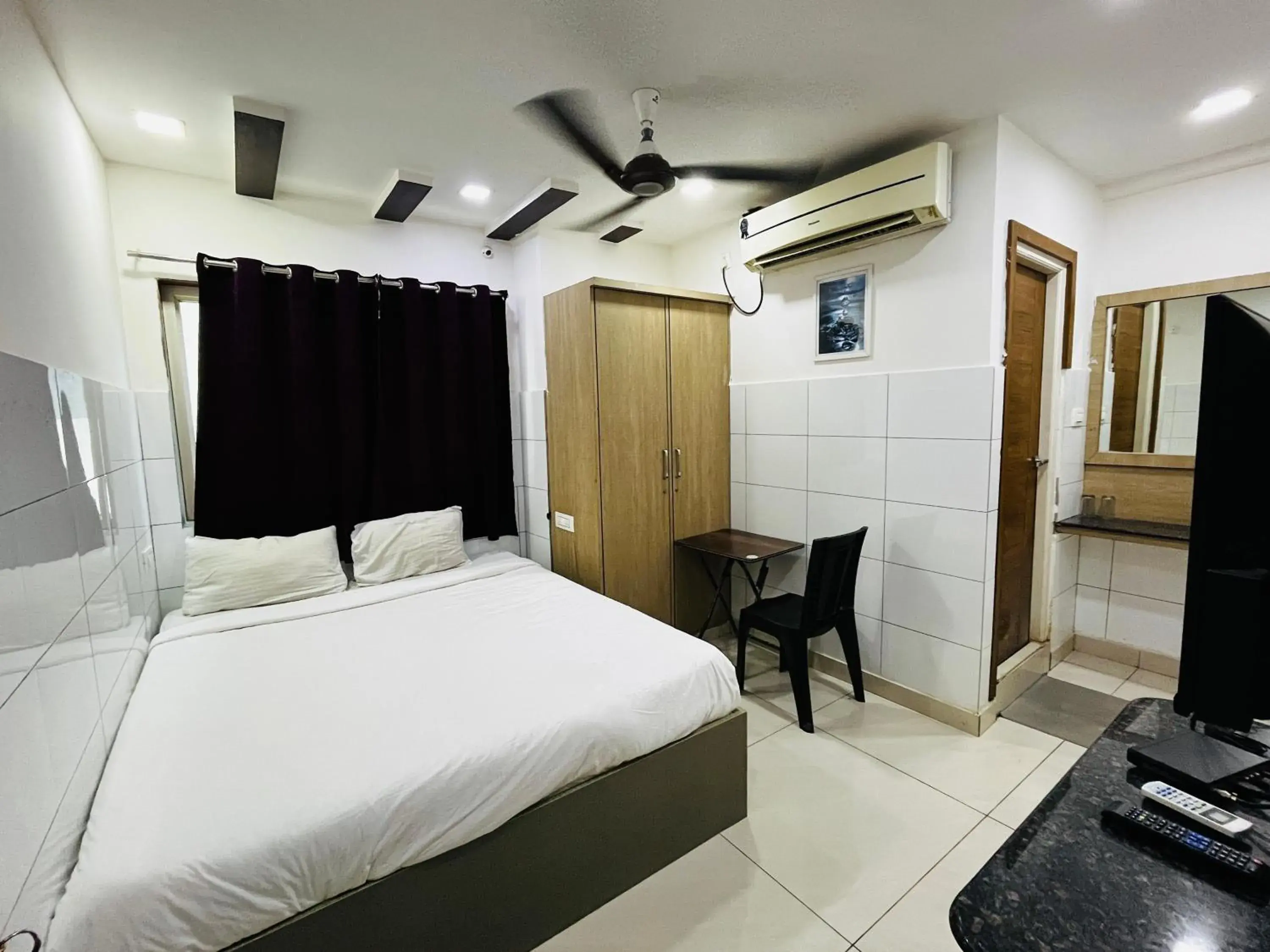 Standard Studio - single occupancy in HOTEL ROYAL SUITES AND ROOMS Near AIG Hospital Gachibowli Standard Studio - single occupancy in HOTEL ROYAL SUITES AND ROOMS Near AIG Hospital Gachibowli