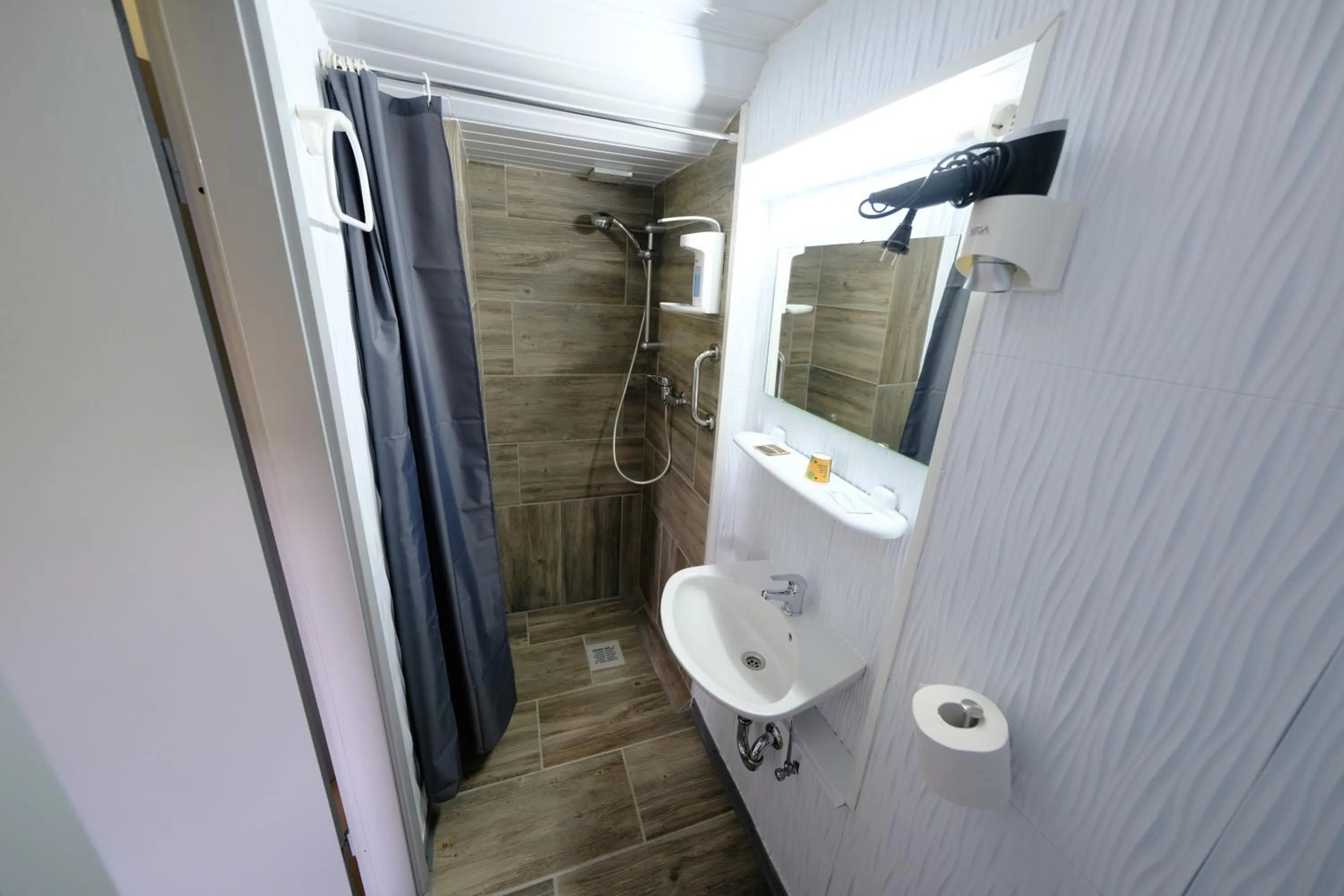 Shower in B und B Titisee Hotel Sonnenmatte nahe Badeparadies