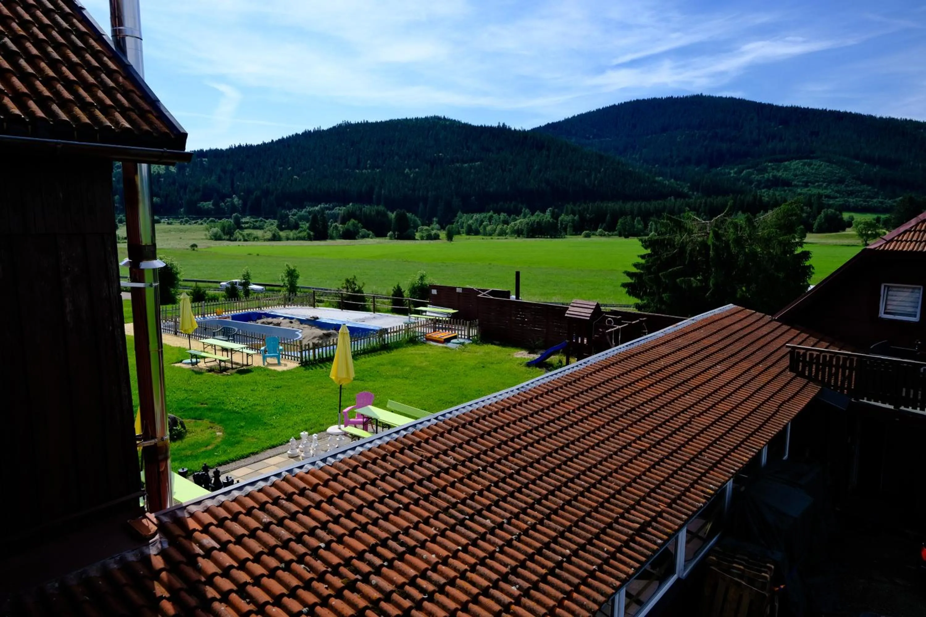 Garden view in B und B Titisee Hotel Sonnenmatte nahe Badeparadies