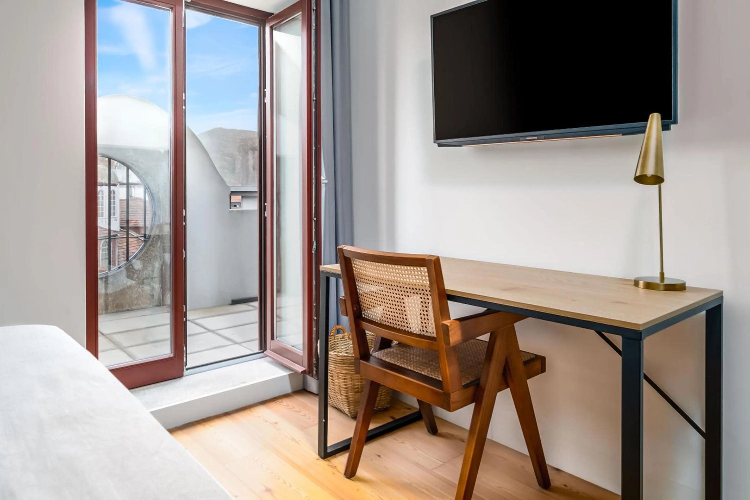 TV and multimedia in Limehome Porto Rua Das Oliveiras