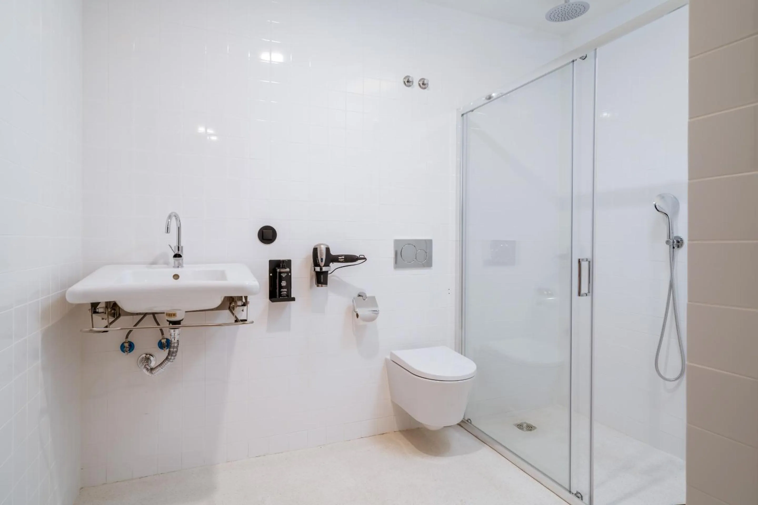 Shower in Limehome Porto Rua Das Oliveiras