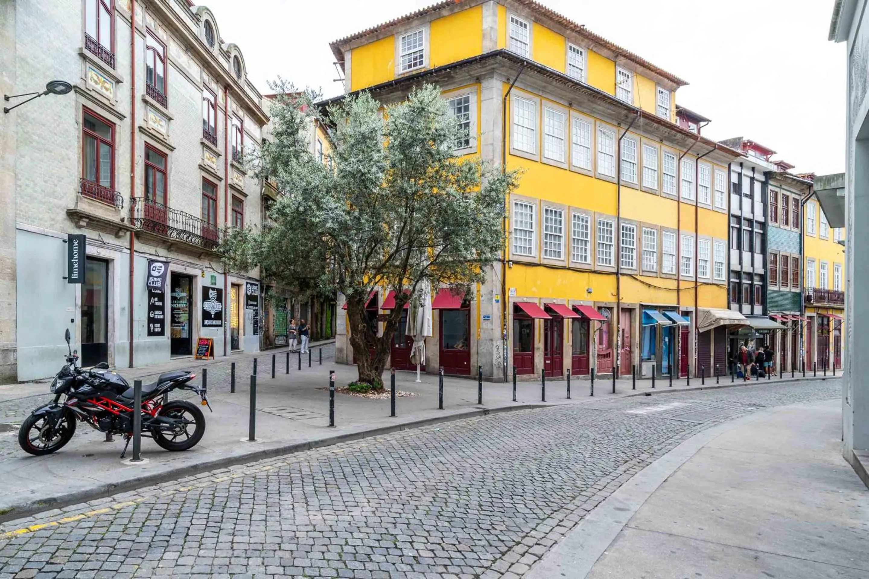 Property building in Limehome Porto Rua Das Oliveiras