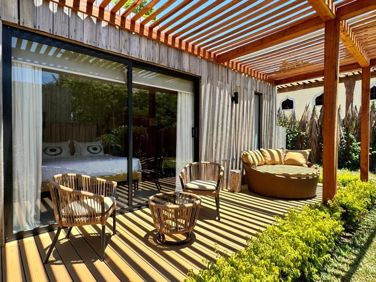 LalaGalu - Beachfront EcoCabins