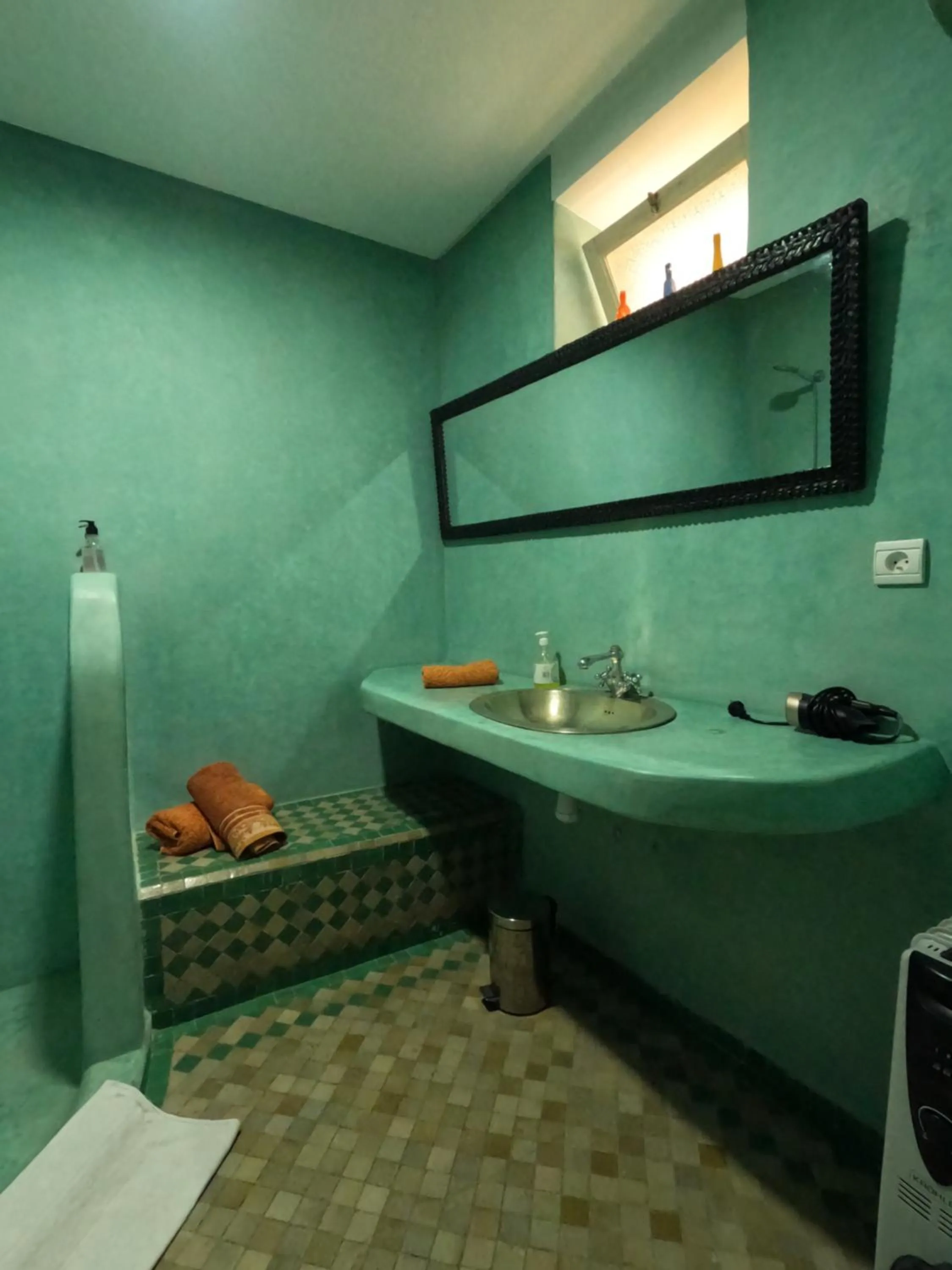 Shower in Riad Zinoun & Spa 11 Rooms