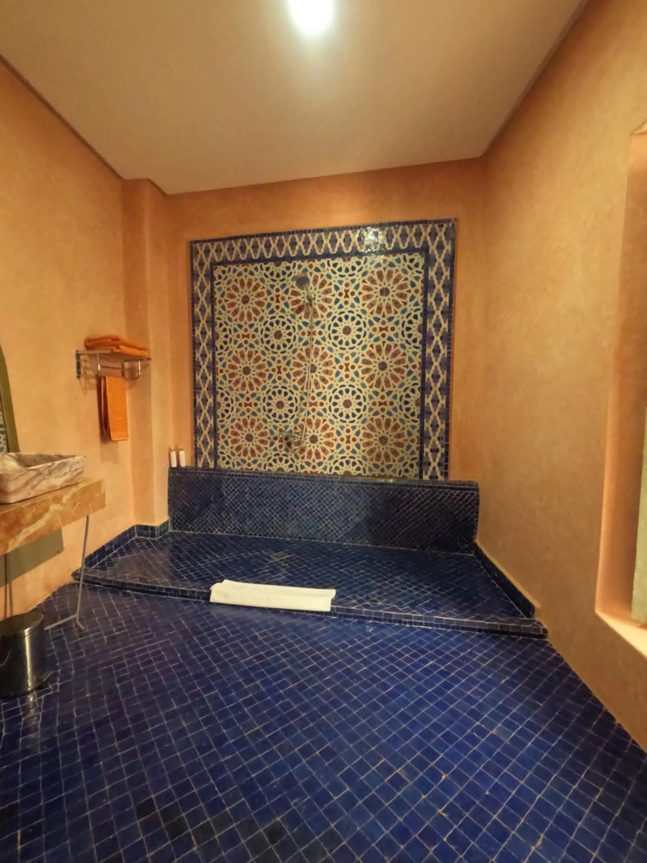 Shower, Bed in Riad Zinoun & Spa 11 Rooms