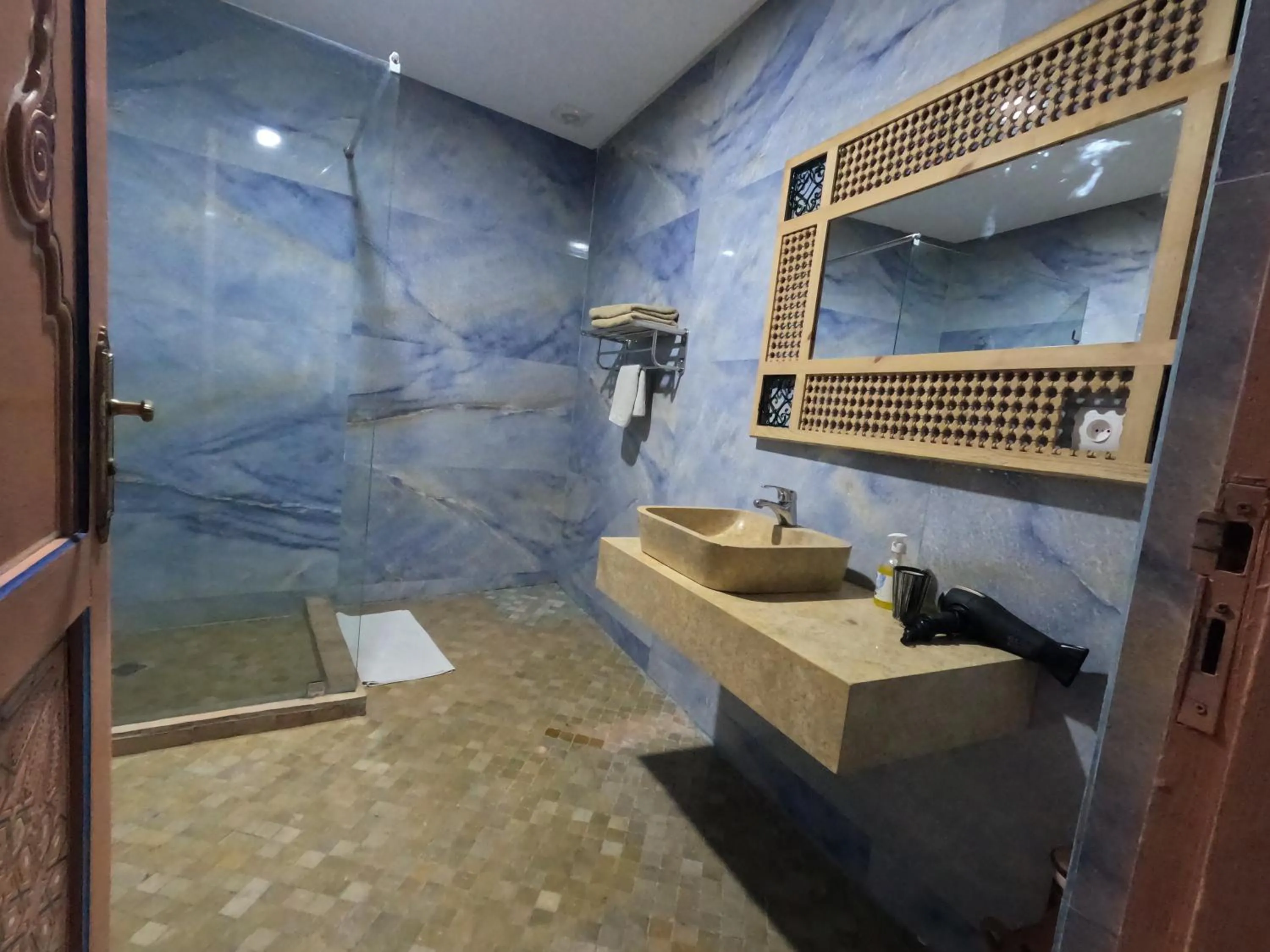 Shower in Riad Zinoun & Spa 11 Rooms