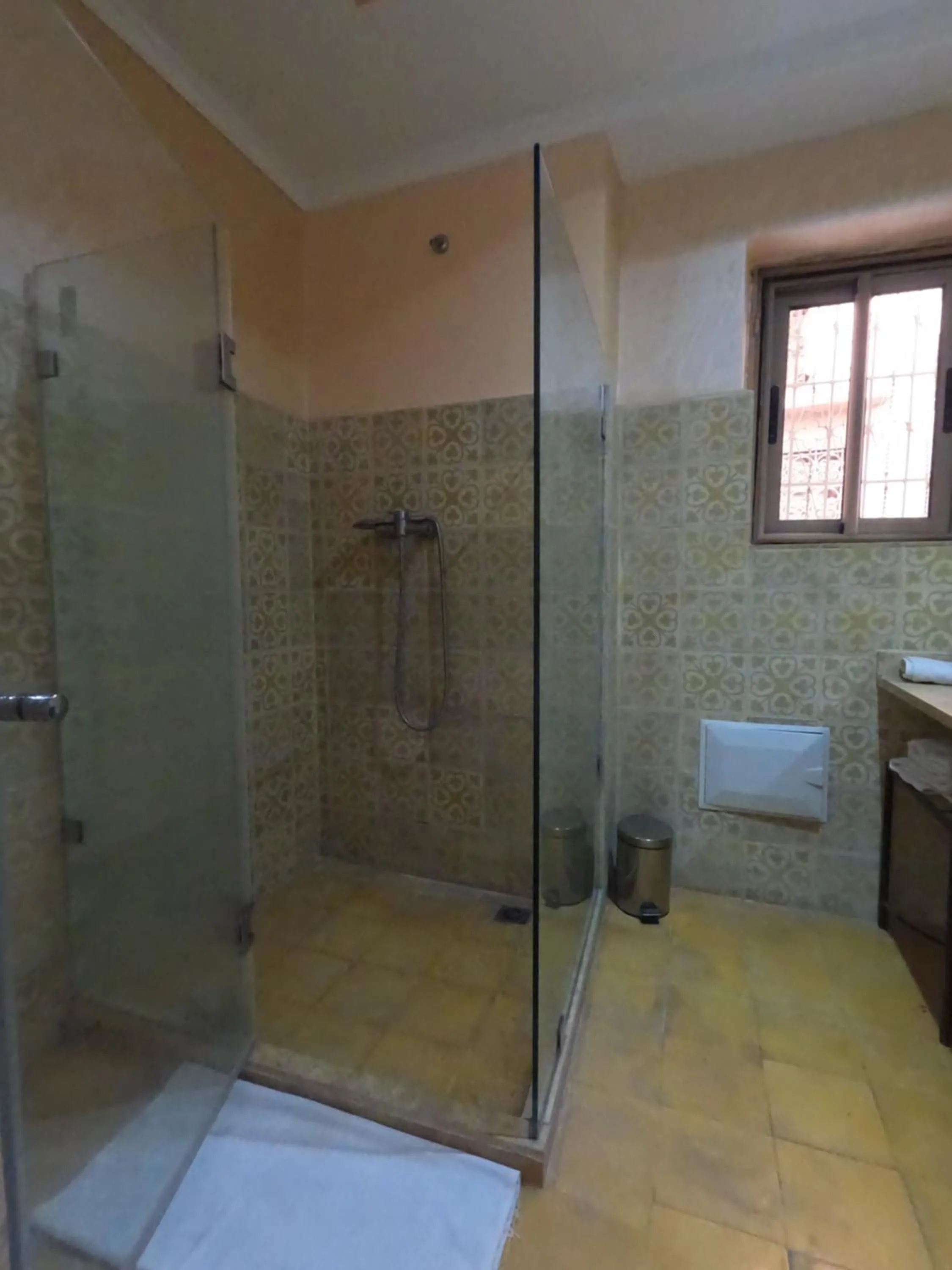 Shower in Riad Zinoun & Spa 11 Rooms