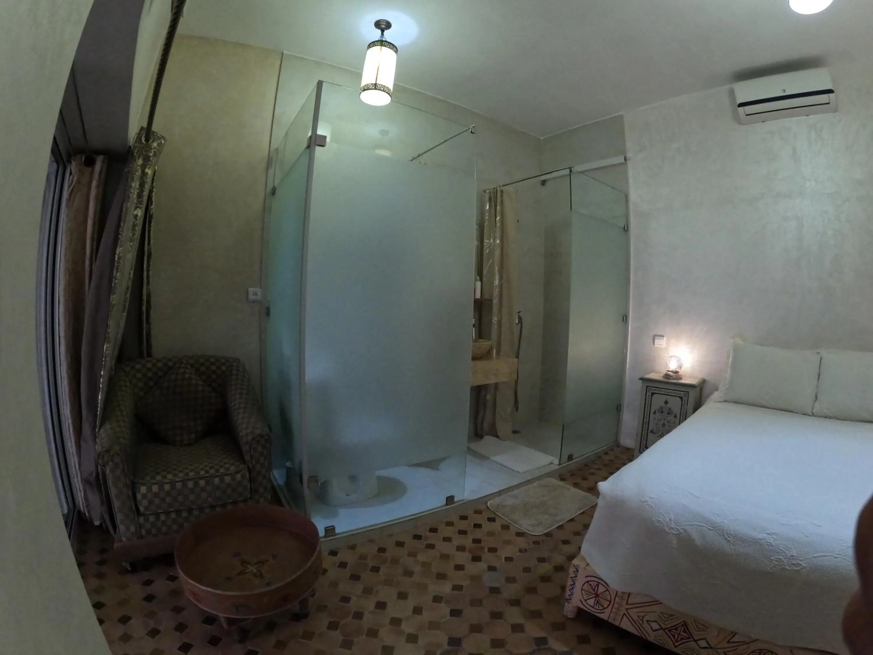 Shower, Bed in Riad Zinoun & Spa 11 Rooms