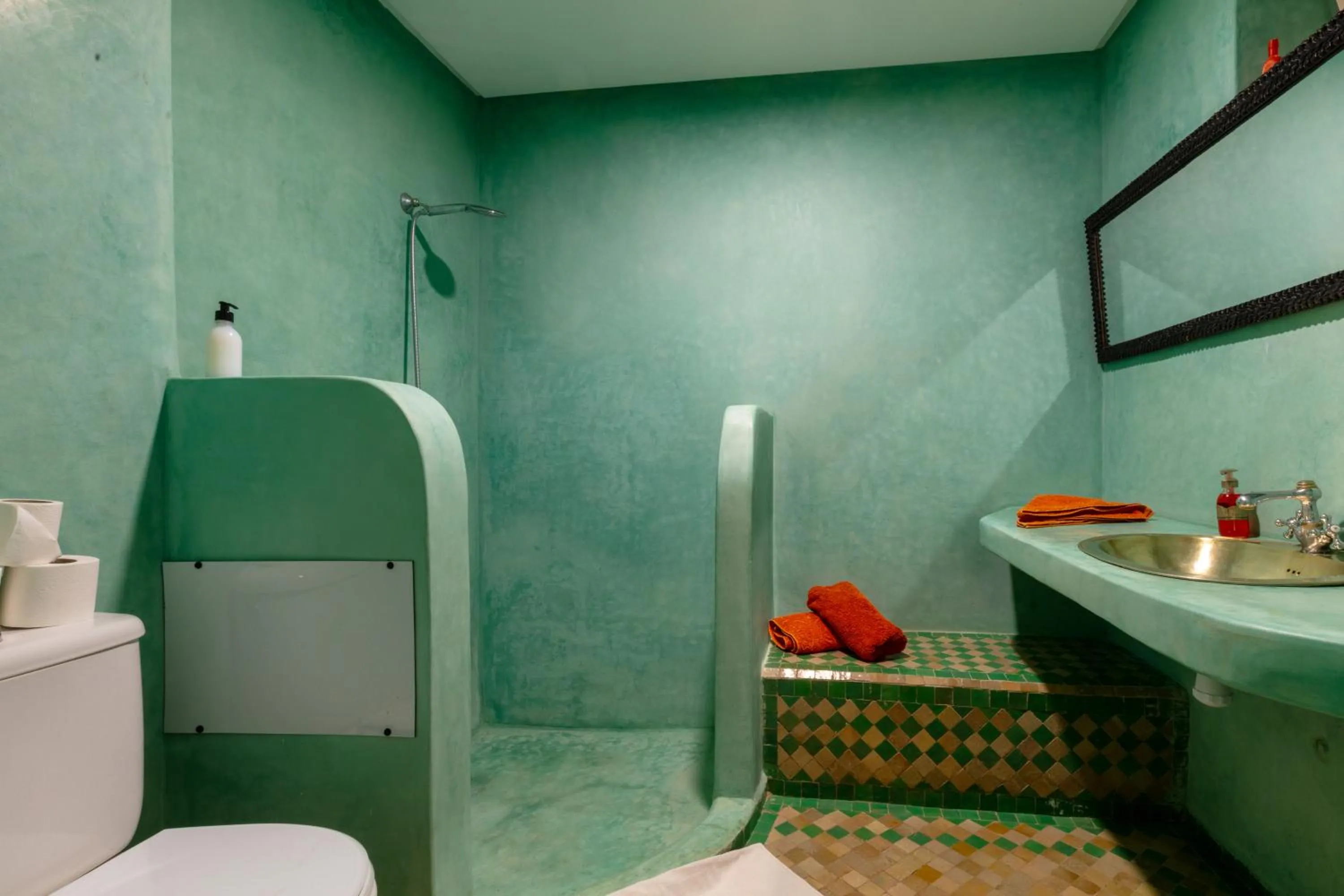 Shower in Riad Zinoun & Spa 11 Rooms