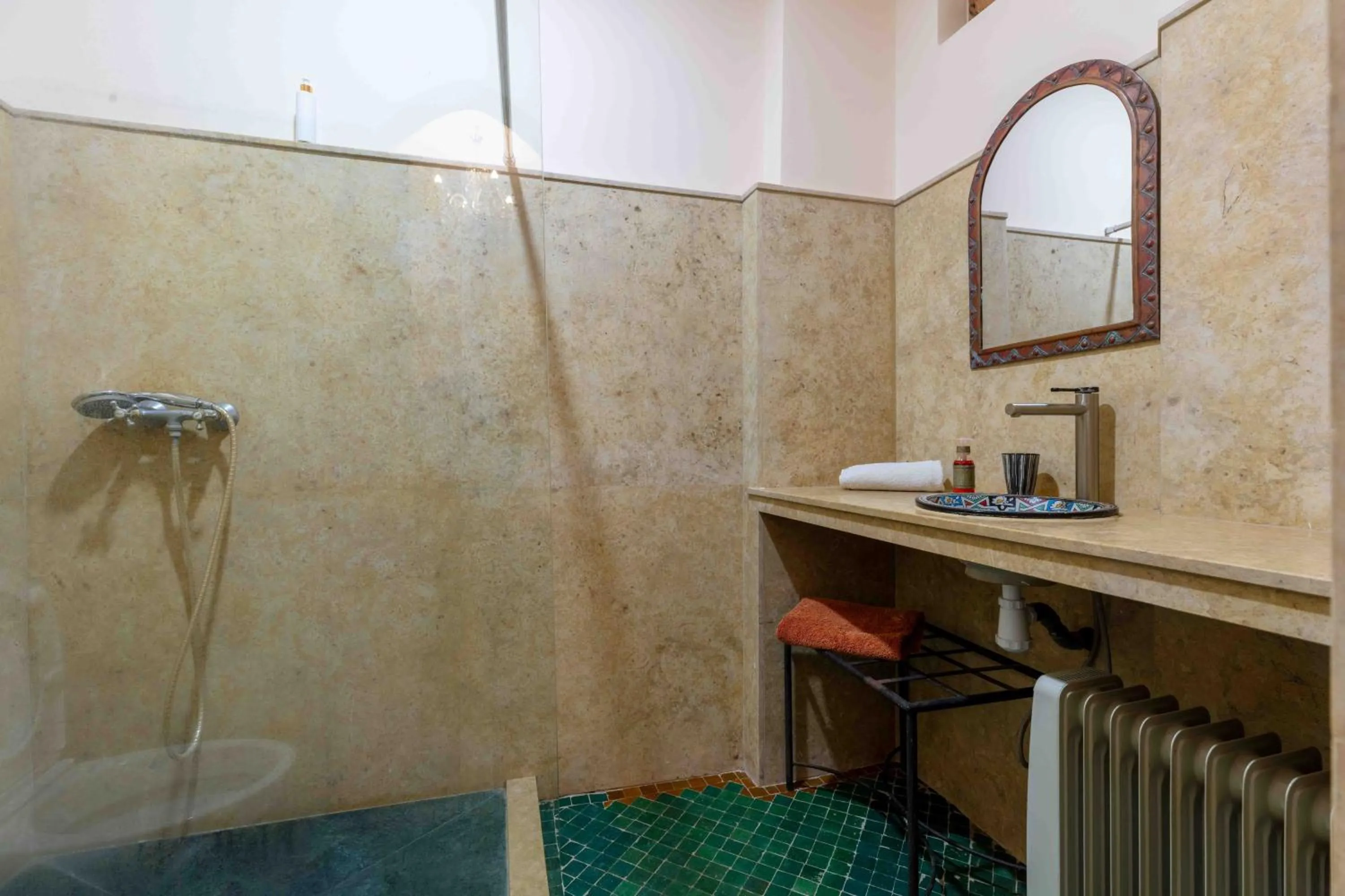 Shower in Riad Zinoun & Spa 11 Rooms