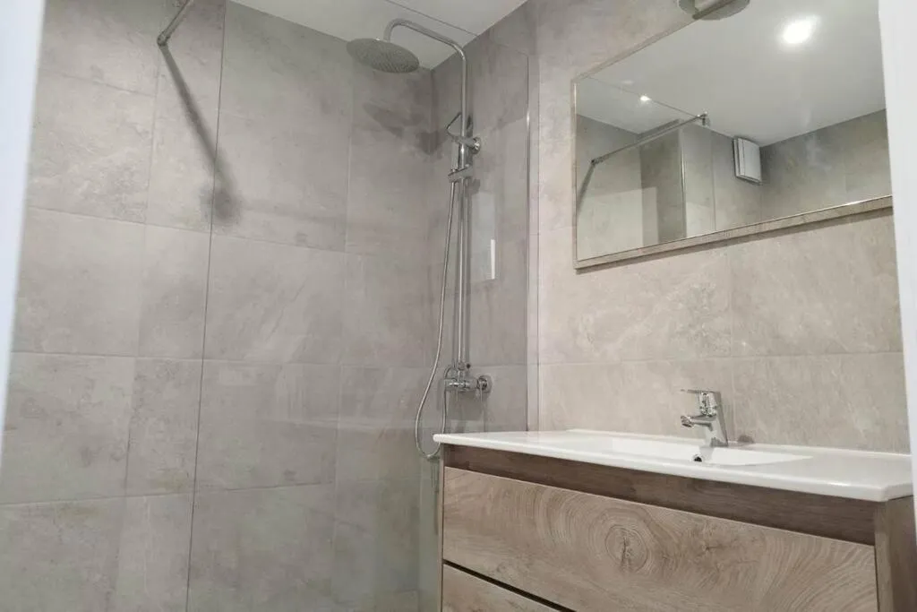 Shower in HHBCN Beach Apartment Castelldefels #3