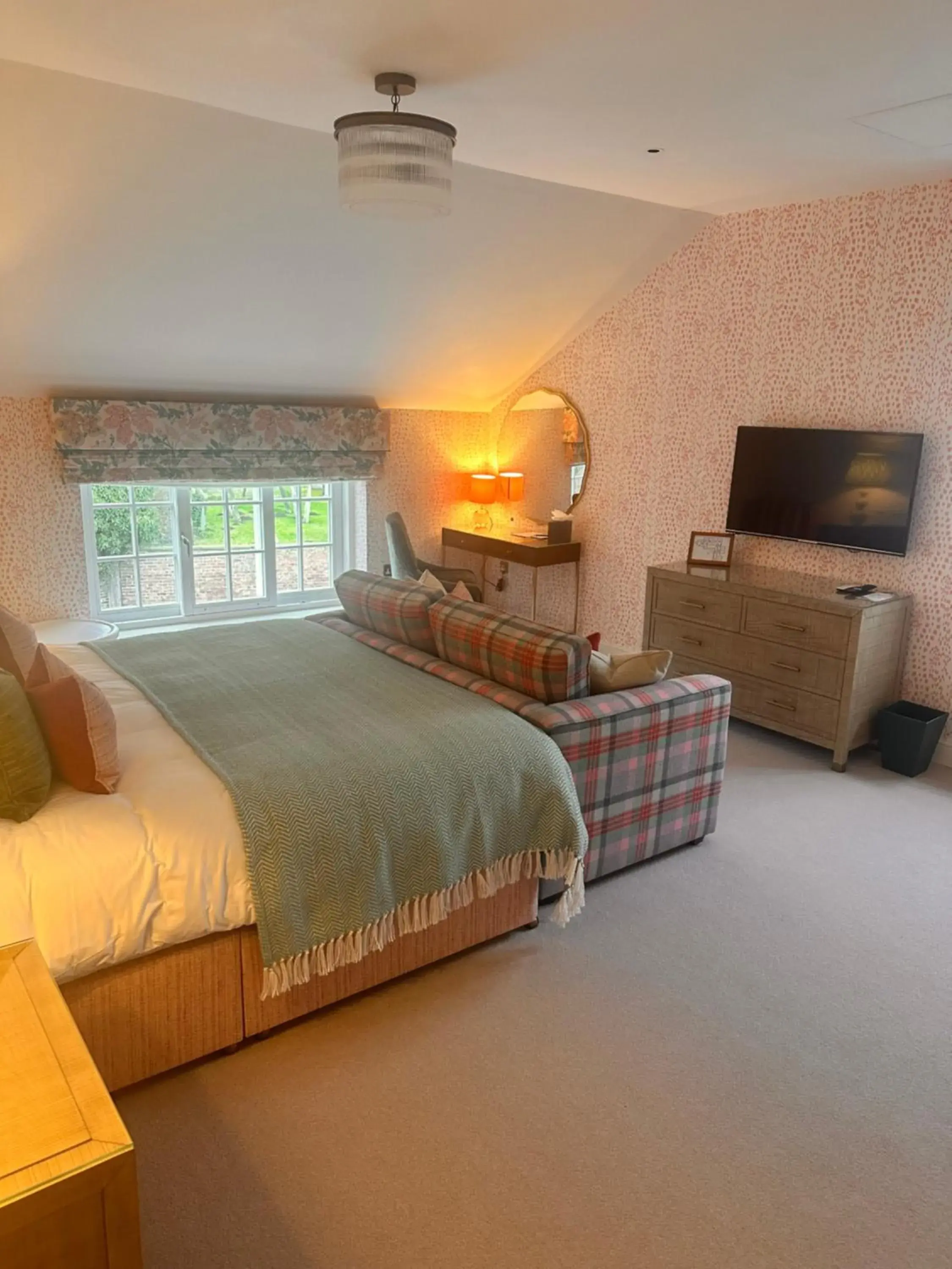 Family Room with Bath in Dewars Restaurant and Rooms Family Room with Bath in Dewars Restaurant and Rooms