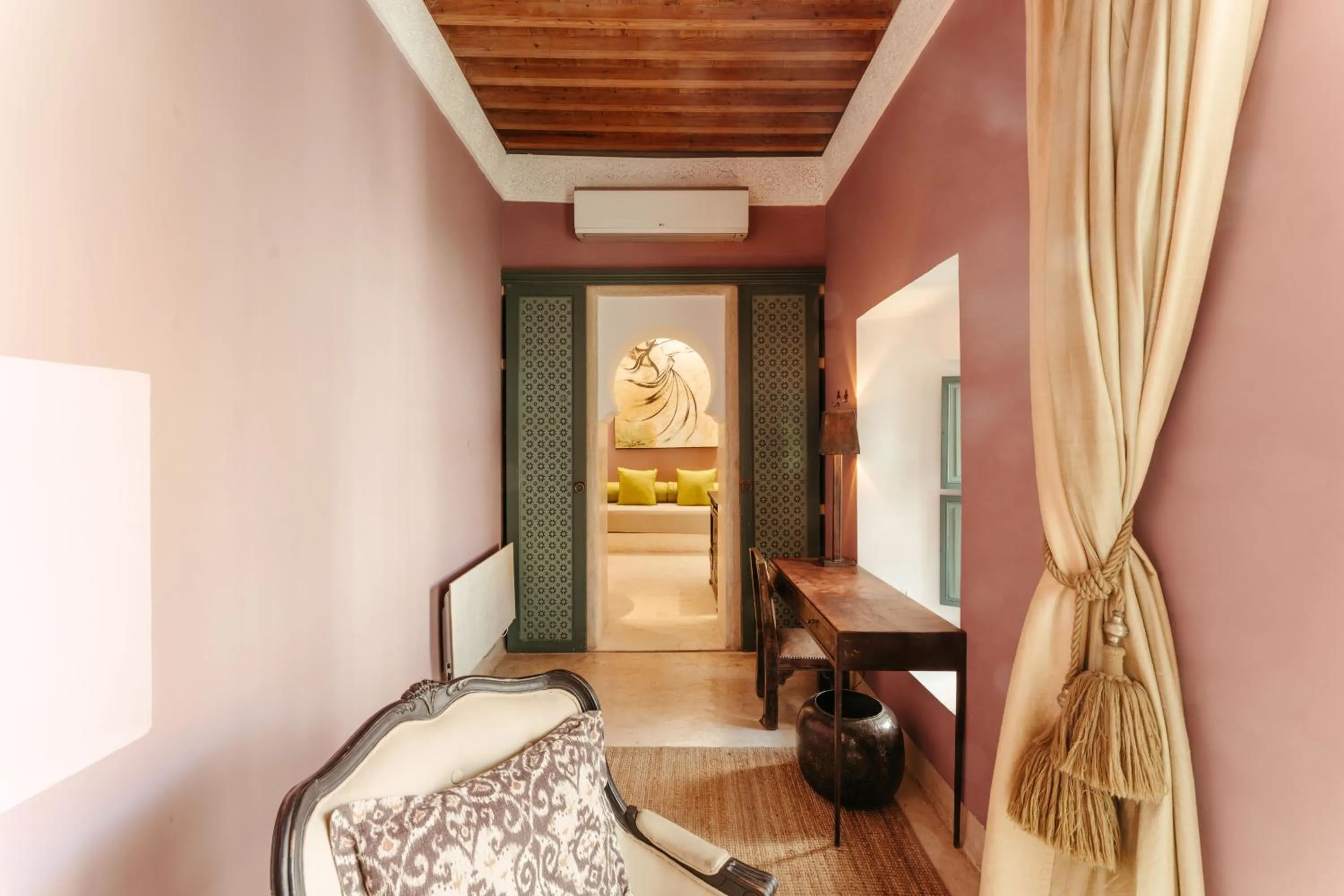 Living room, Bed in Ryad Dyor