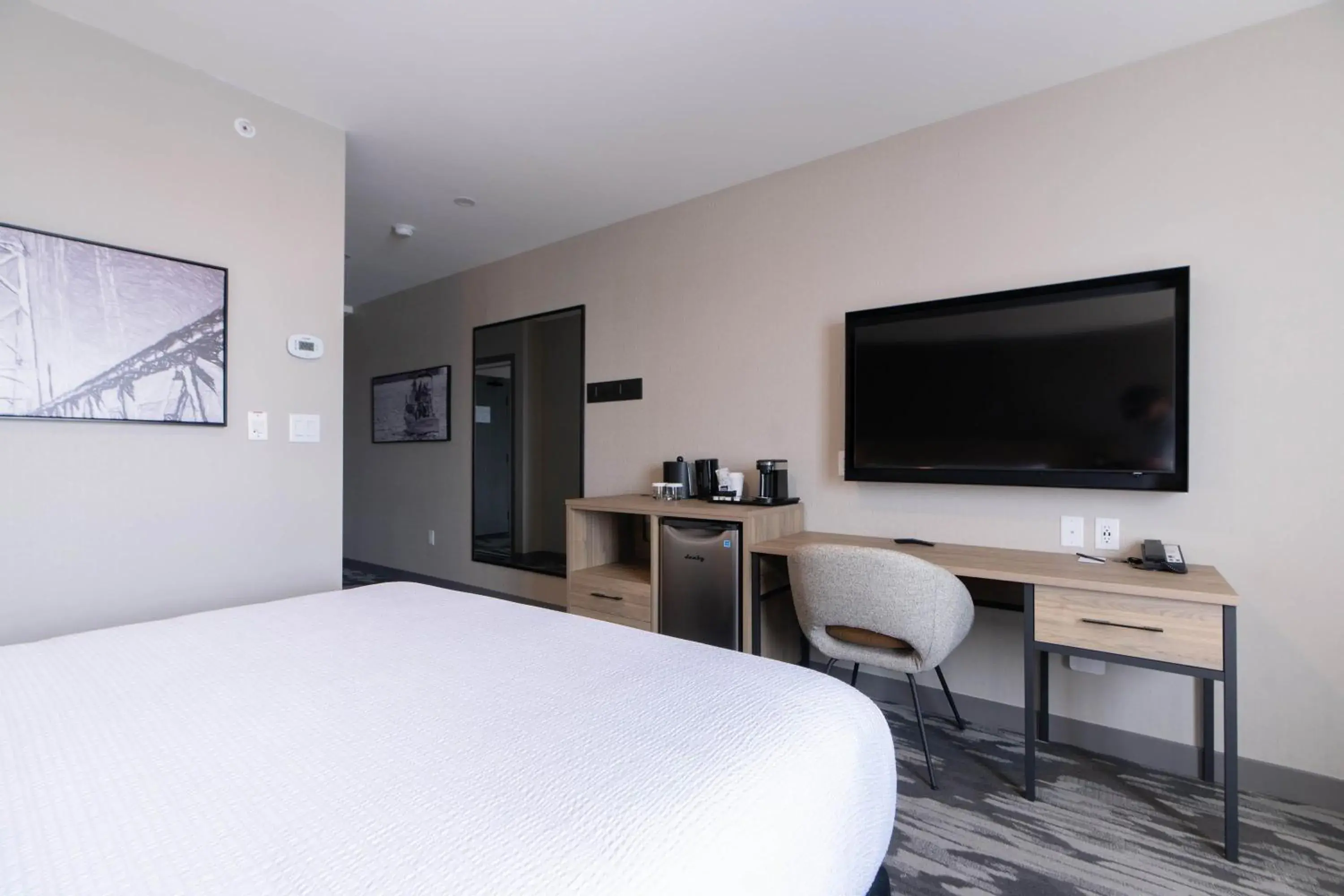 Photo of the whole room, Bed in Sandman Signature Dartmouth Hotel & Suites Photo of the whole room, Bed in Sandman Signature Dartmouth Hotel & Suites