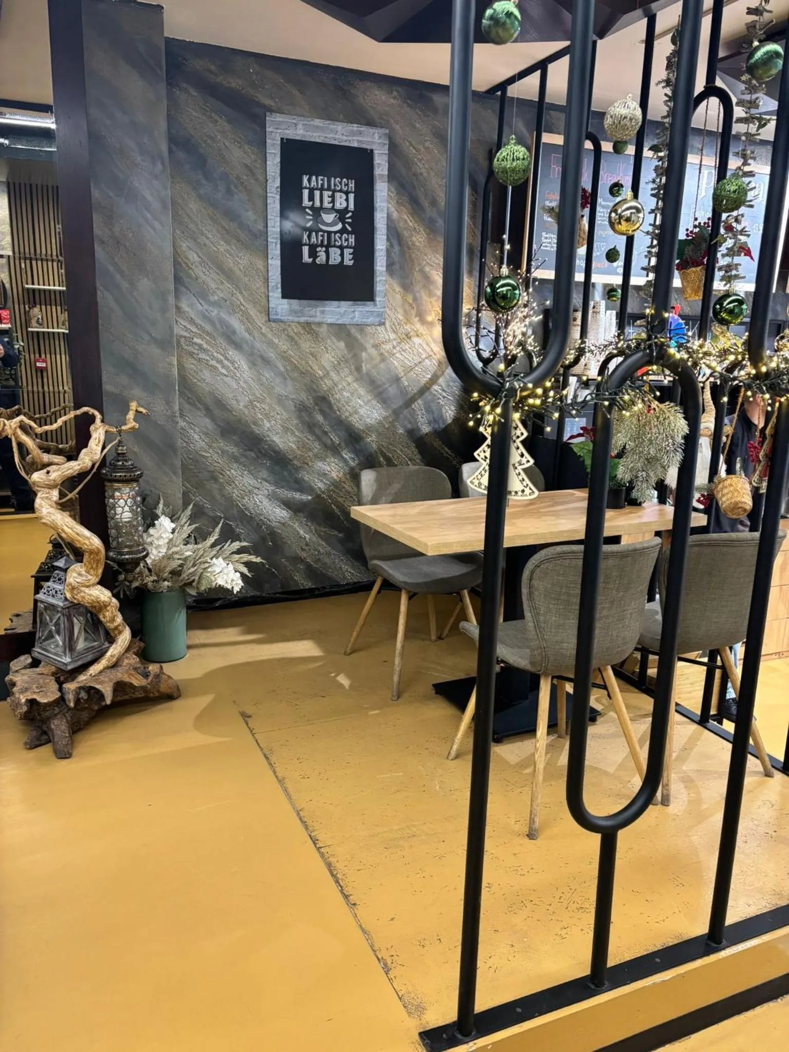 Restaurant/places to eat in Nani City Hotel Self Check-In