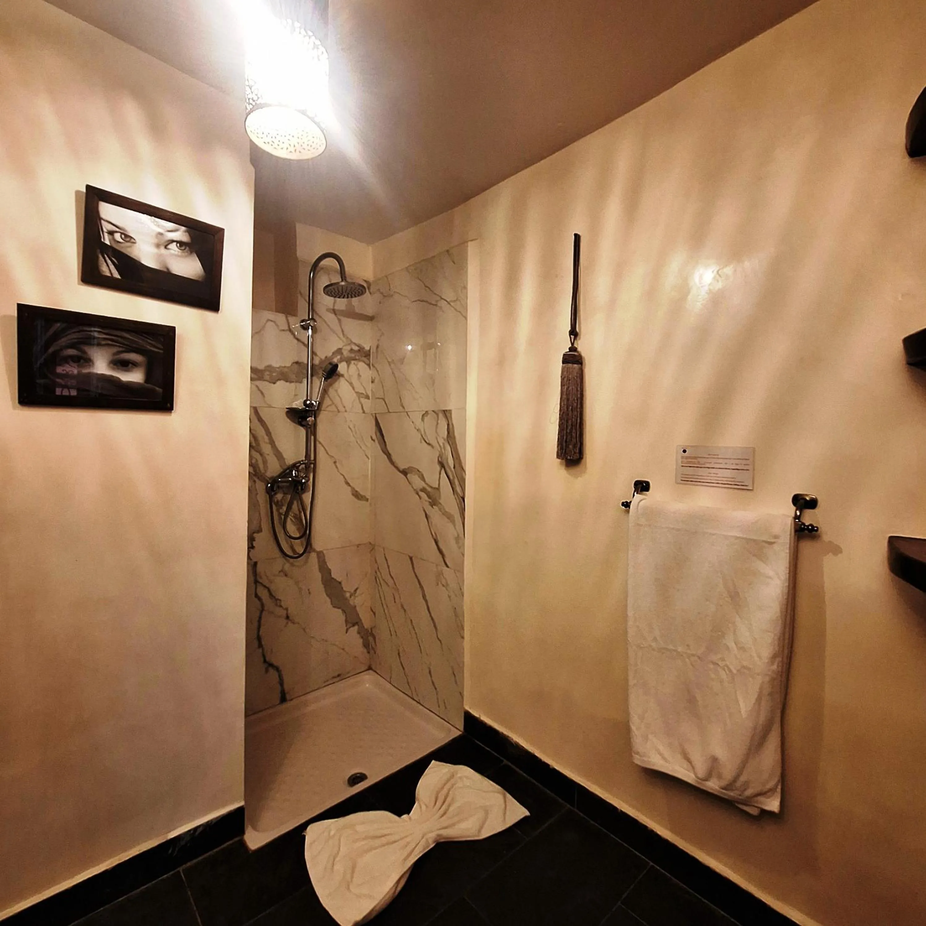 Shower in Riad El Grably