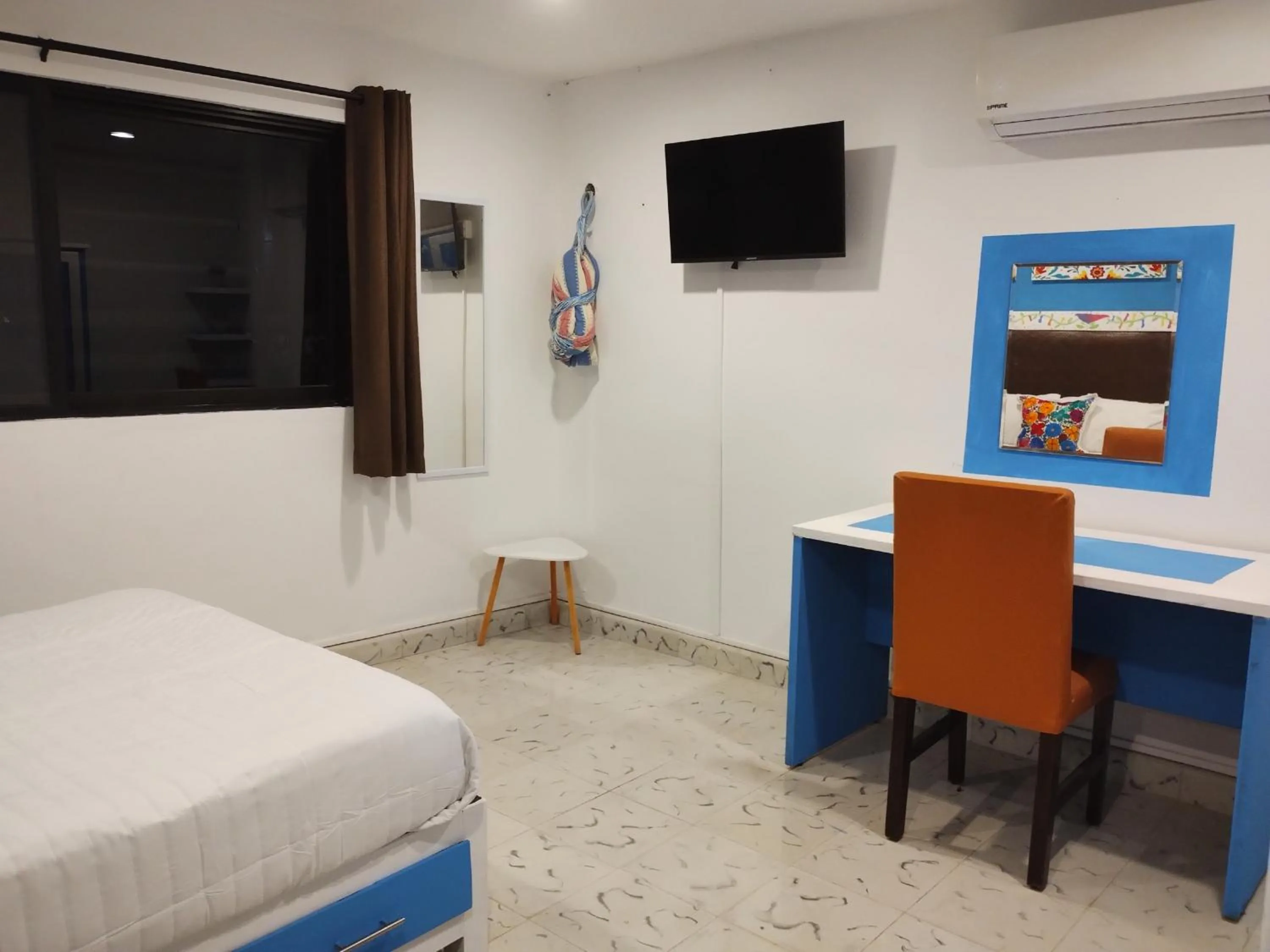 Bed in T´úubul K´iin Bed & Breakfast