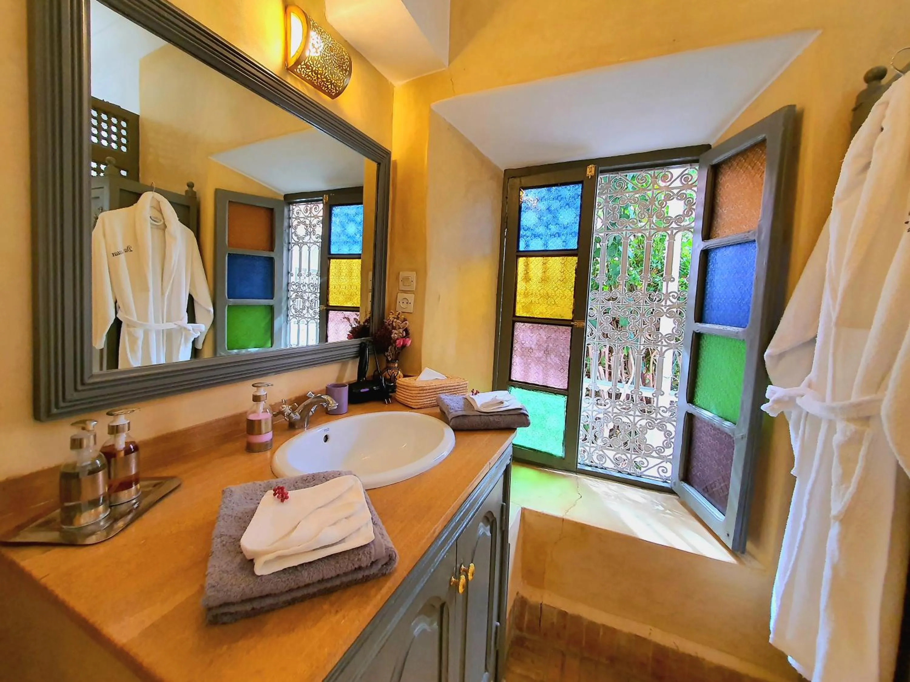 Bathroom, Bed in Riad Dar Zouar & Spa