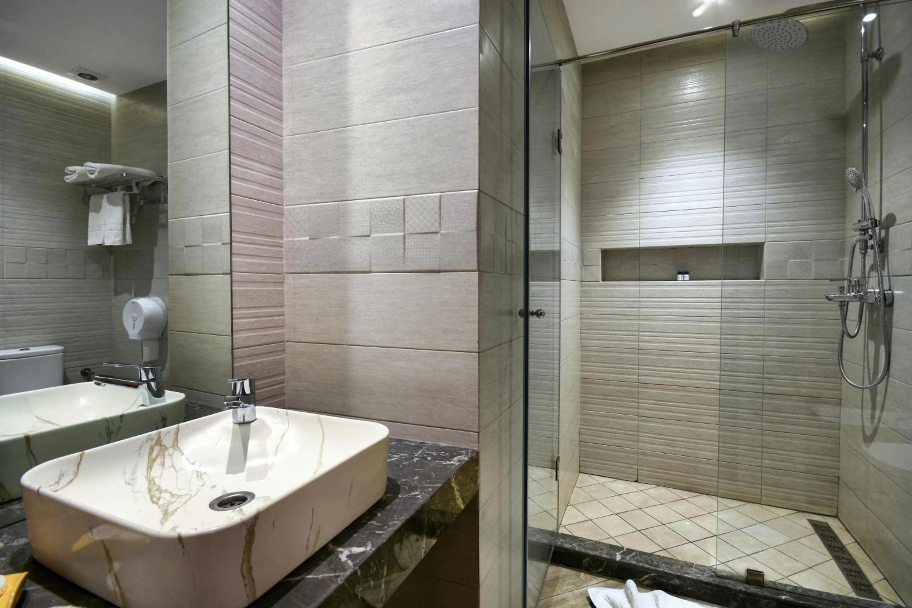 Shower in Golden Beach Appart'hotel