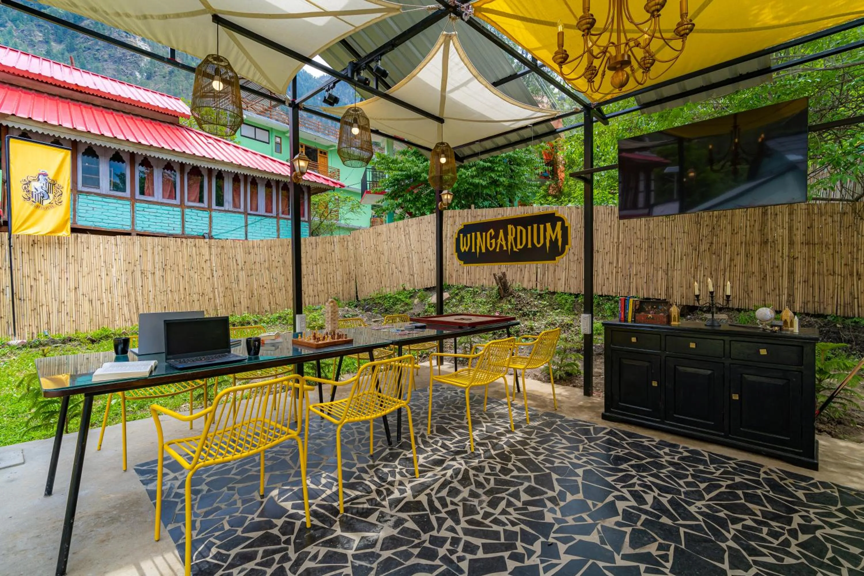 Restaurant/places to eat in Whoopers Boutique Kasol