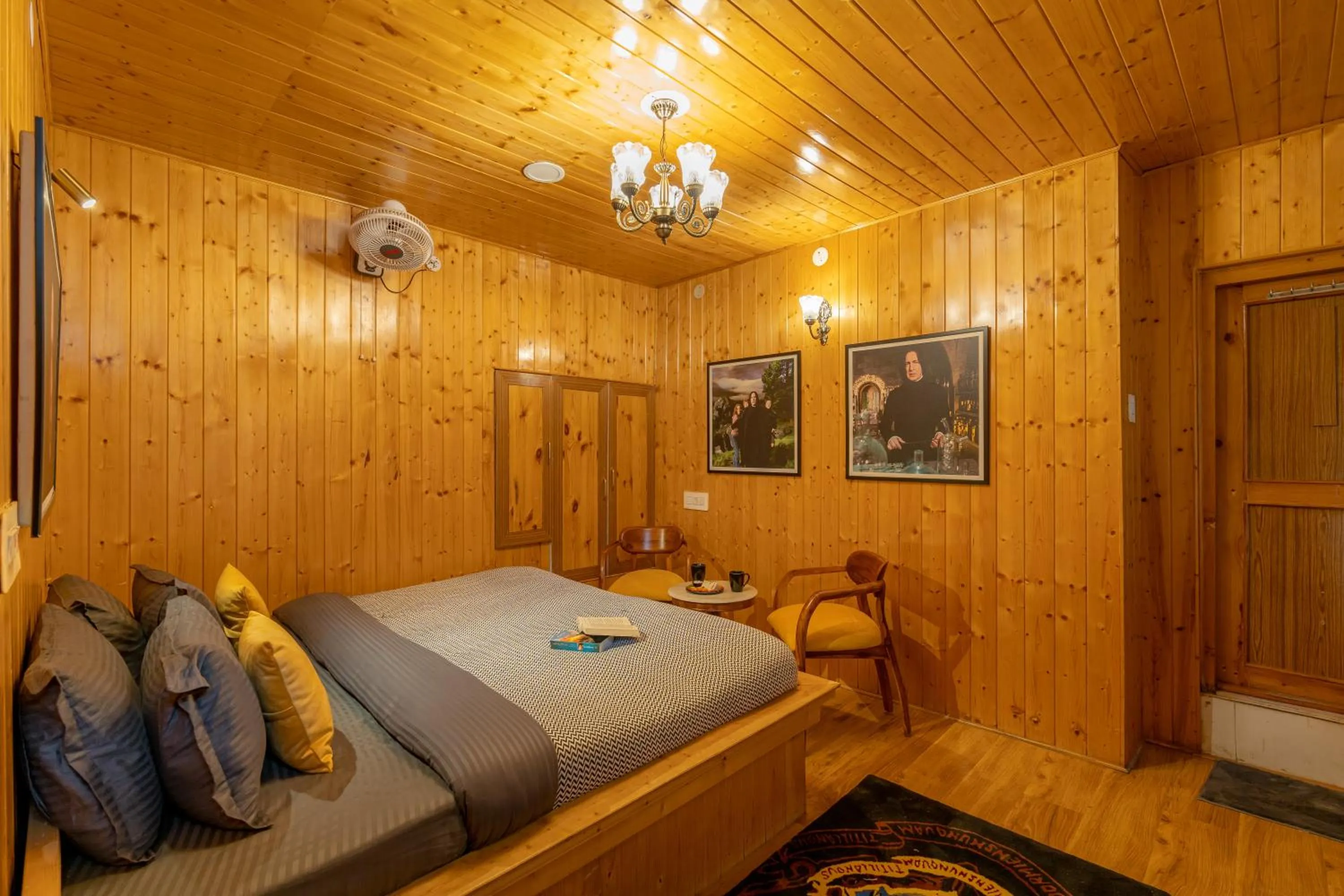Photo of the whole room, Bed in Whoopers Boutique Kasol