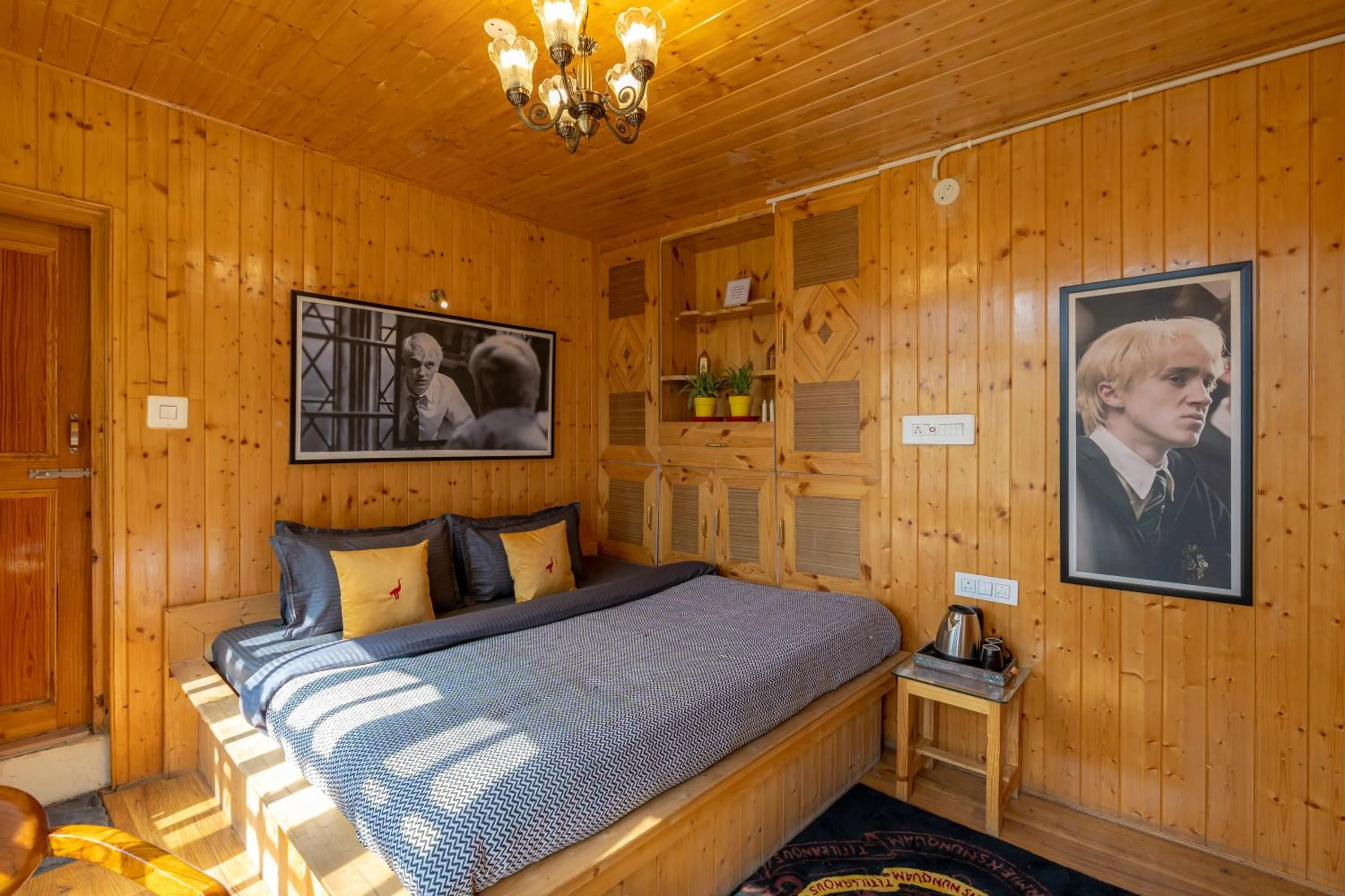 Bed in Whoopers Boutique Kasol