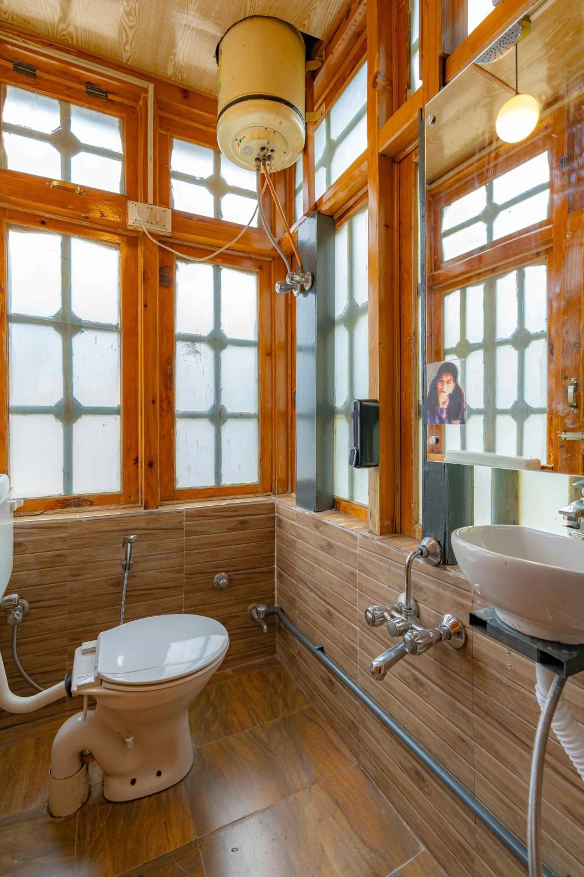 Bathroom in Whoopers Boutique Kasol