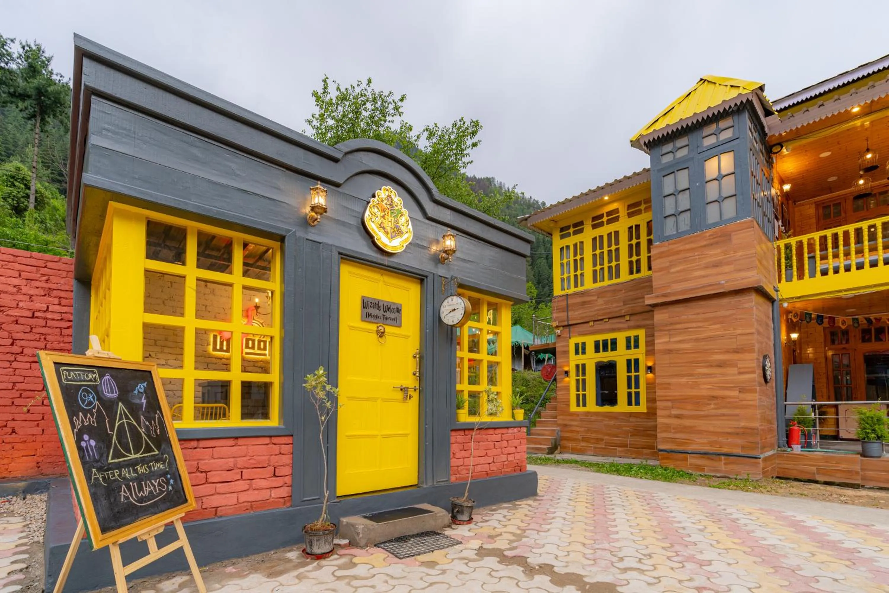 Property building in Whoopers Boutique Kasol