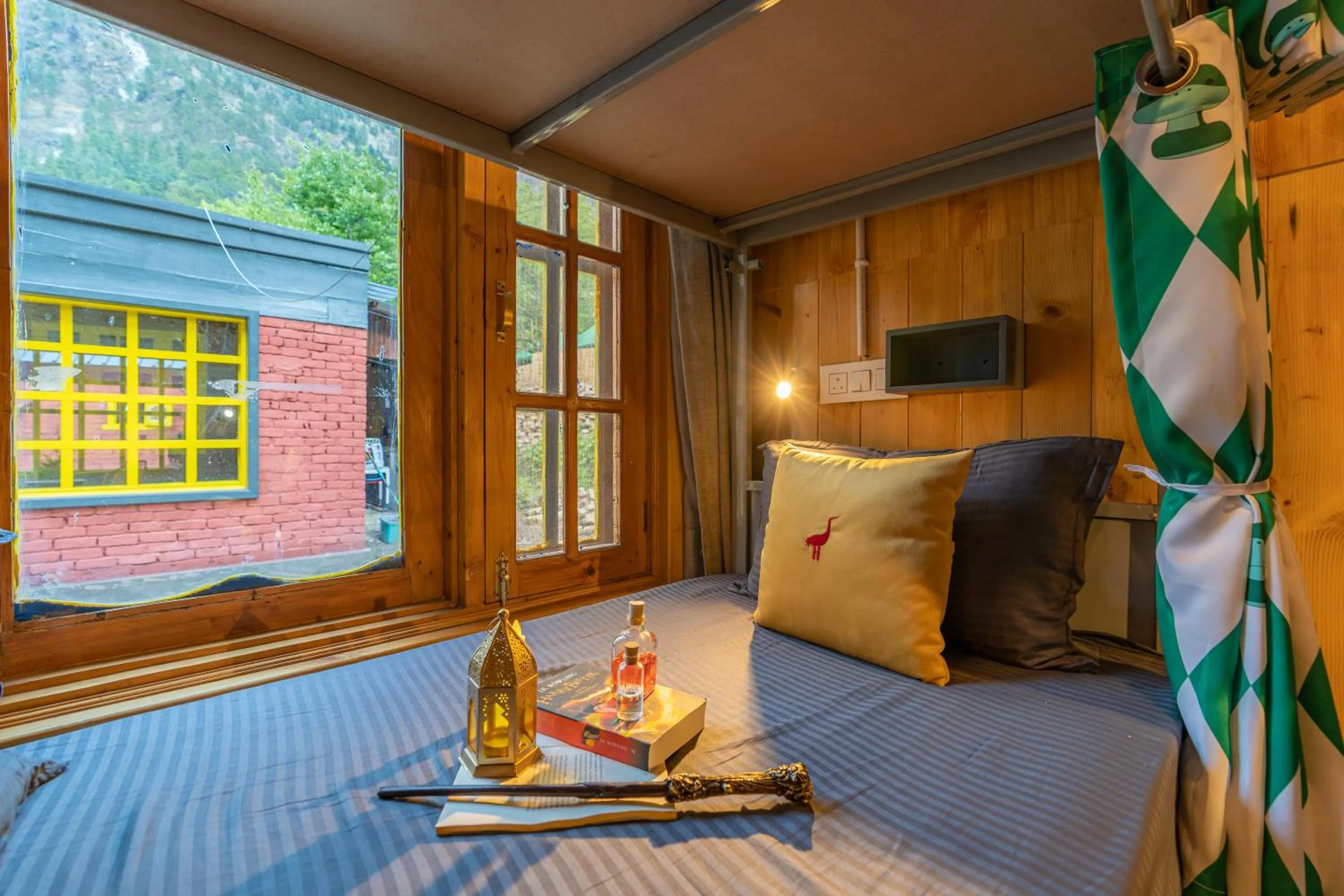 Bed in Whoopers Boutique Kasol