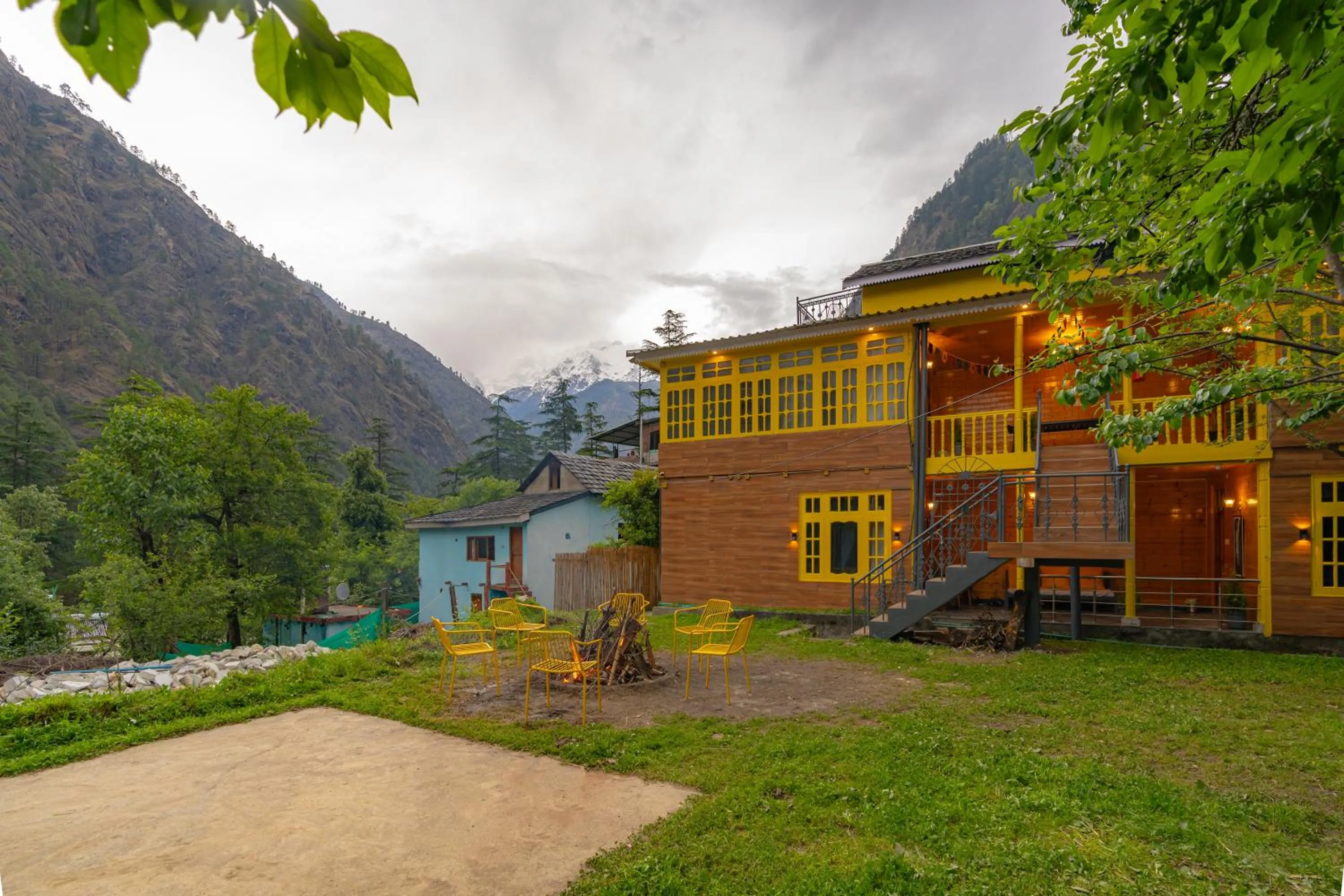 Property building in Whoopers Boutique Kasol