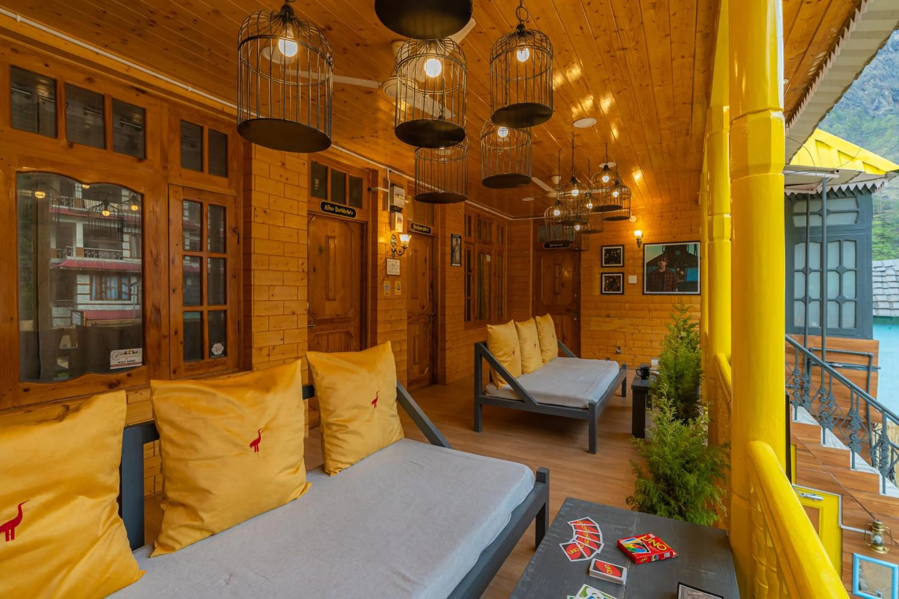 Living room, Bed in Whoopers Boutique Kasol