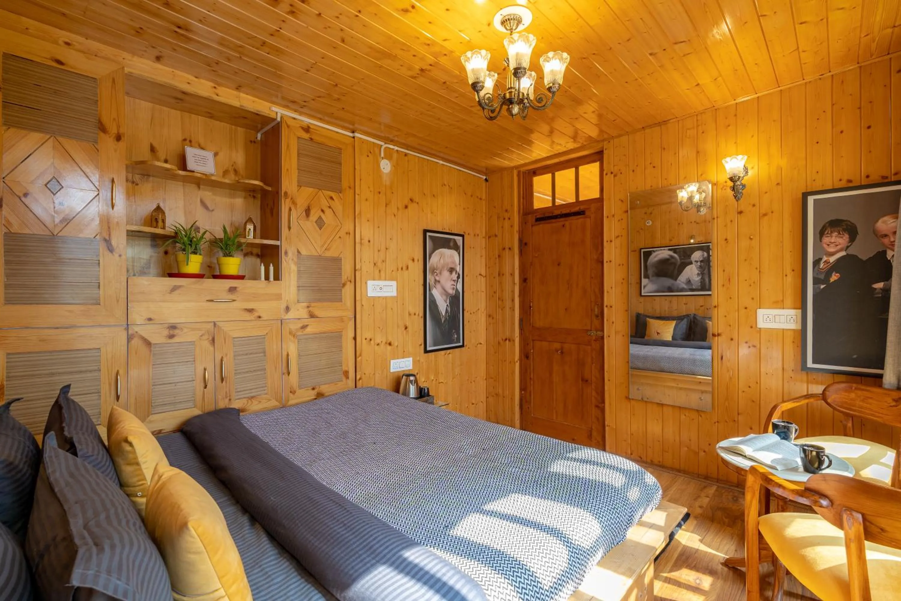 Bed in Whoopers Boutique Kasol