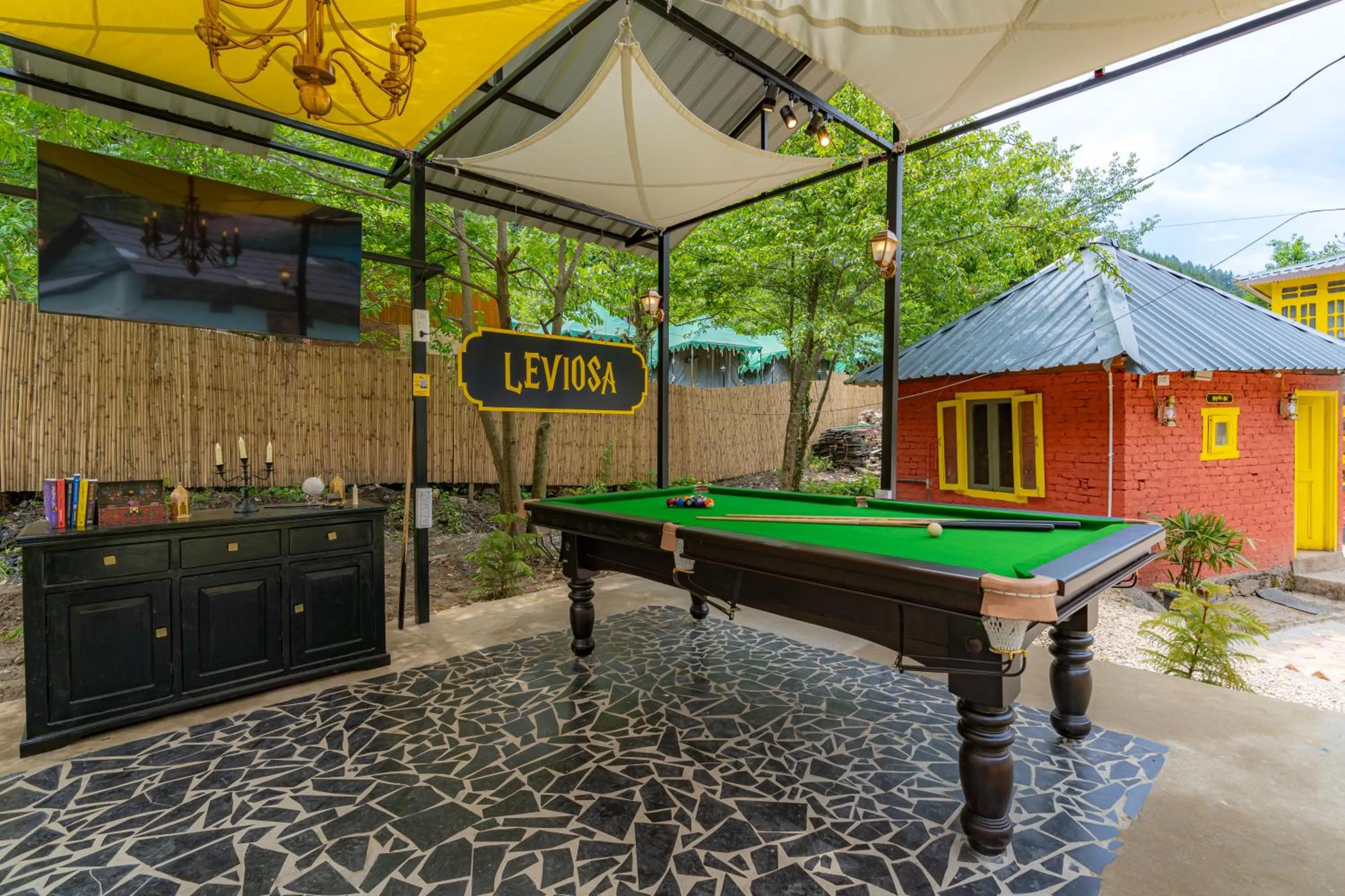 Billiard in Whoopers Boutique Kasol