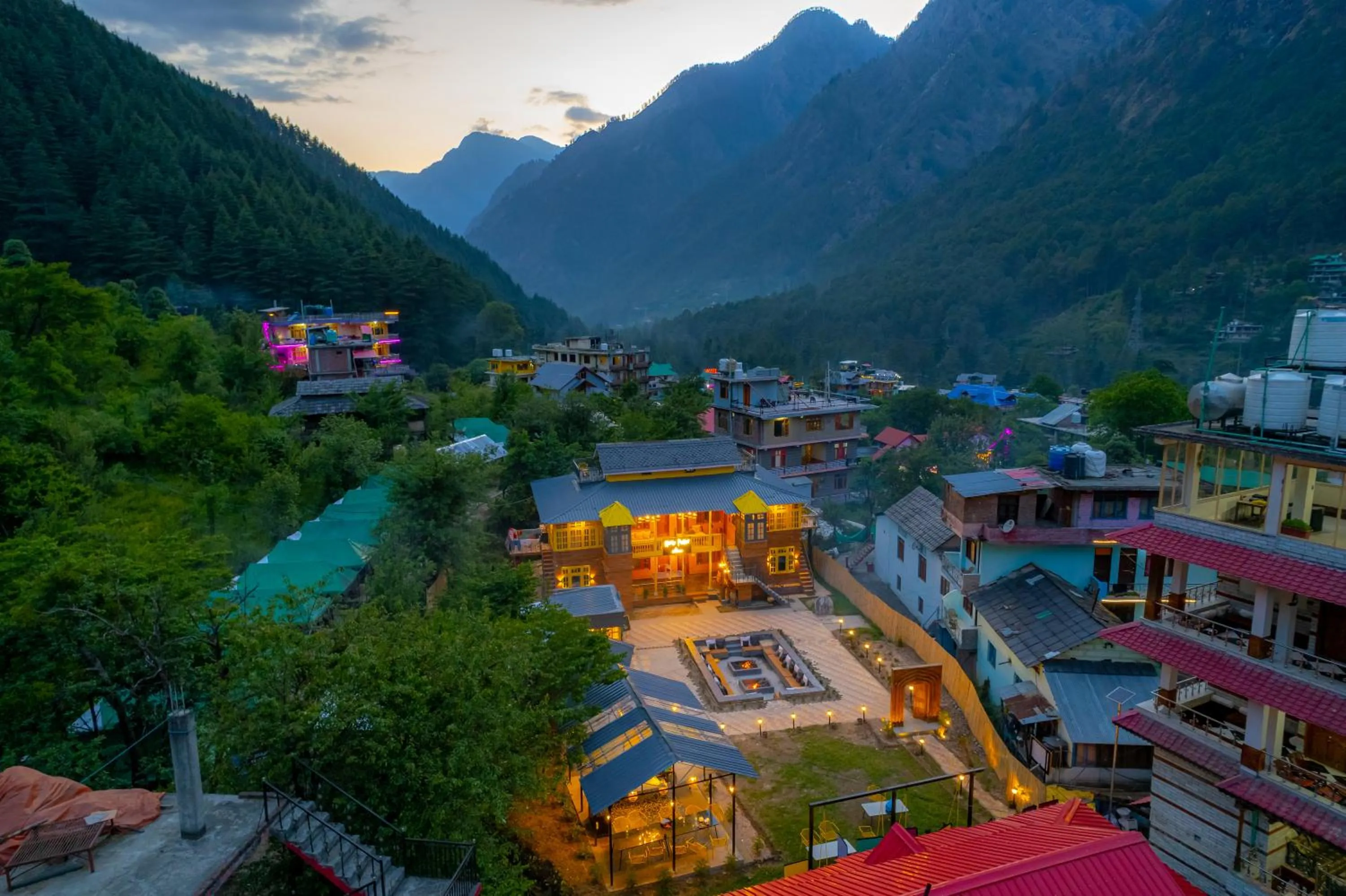 Property building in Whoopers Boutique Kasol