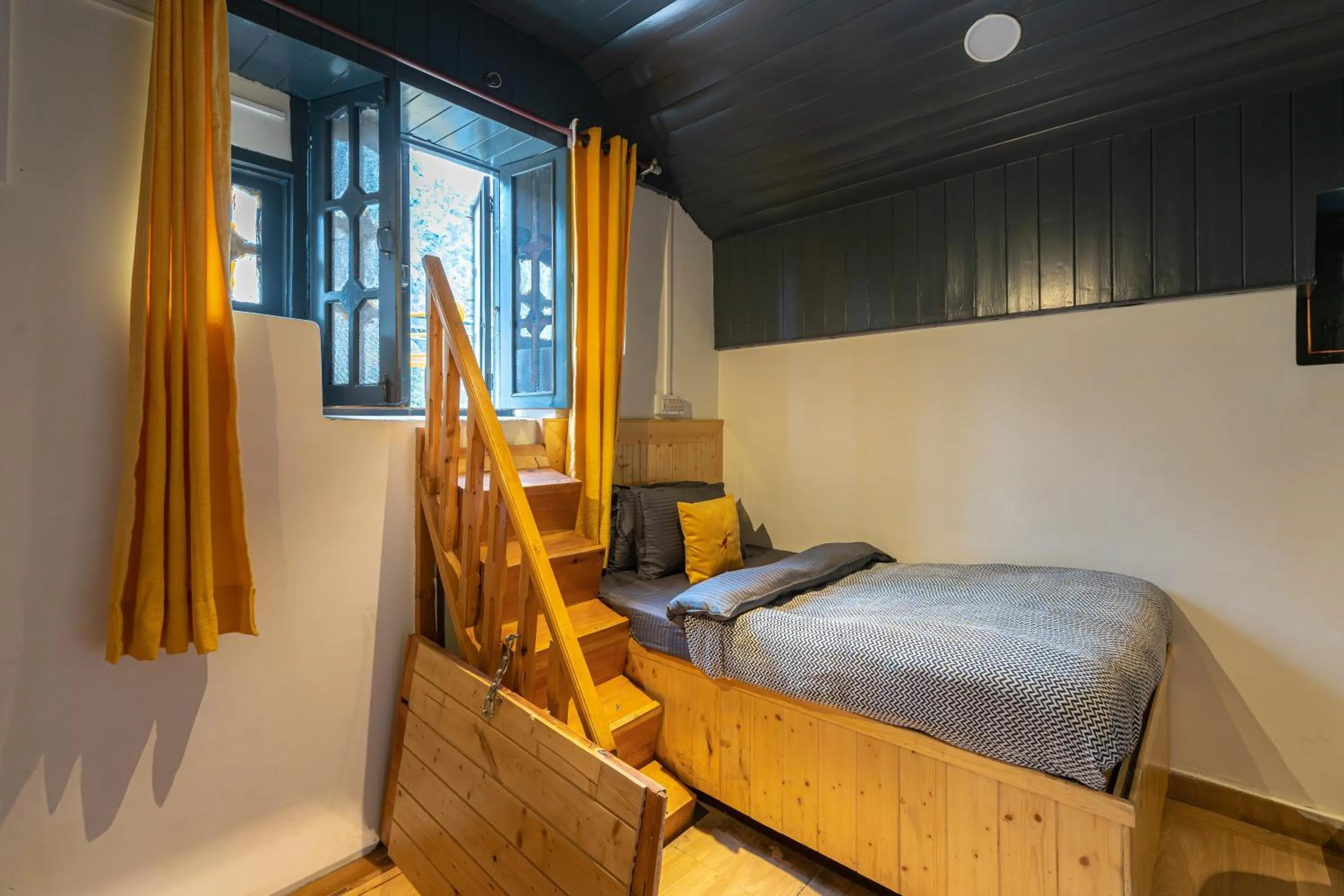 Bed in Whoopers Boutique Kasol